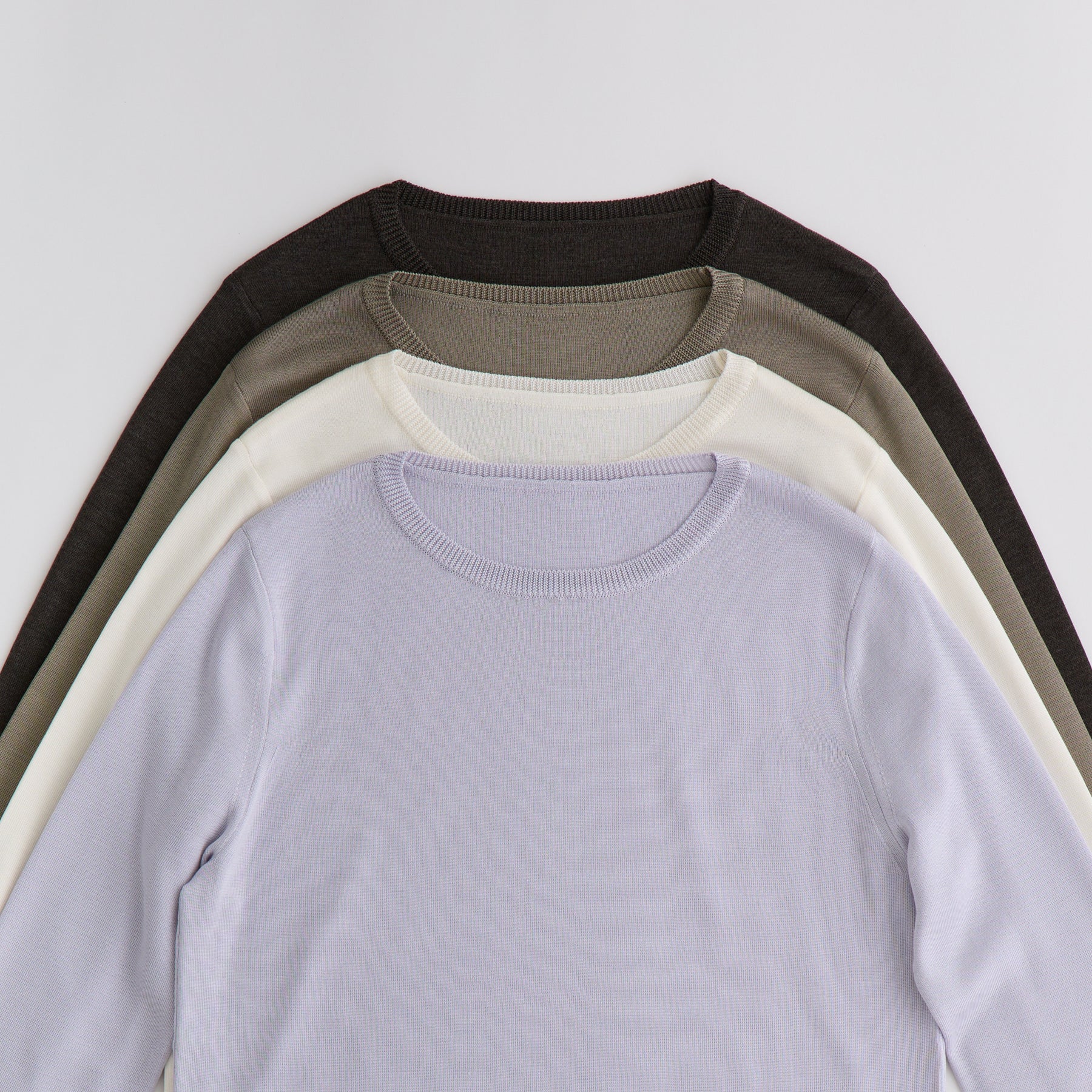 18G シルクゴム編みニット クルーネックプルオーバーに、新色・ライラックとチャコールが登場します