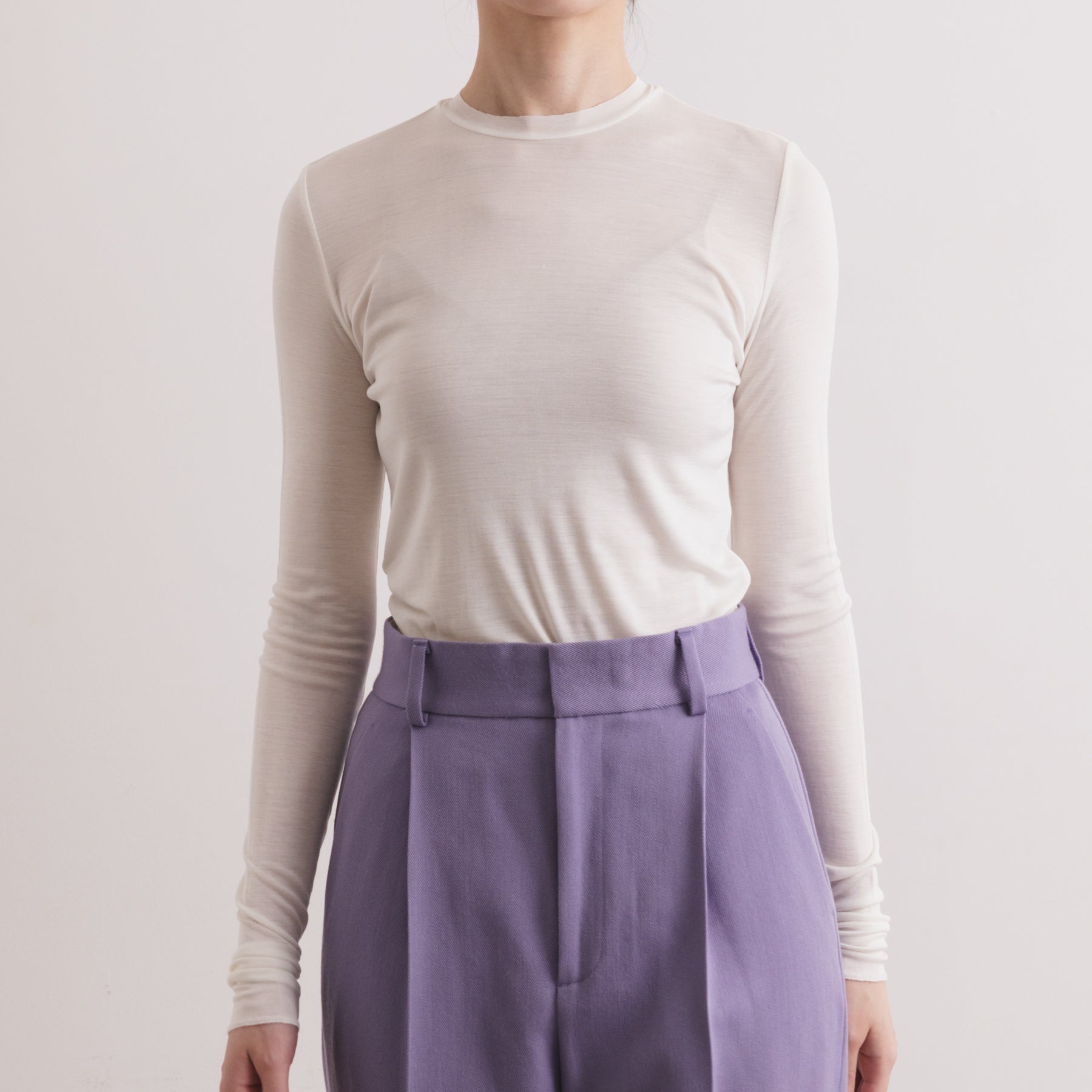 シルク100%クルーネックロングスリーブ, ホワイトの着用イメージ(前)