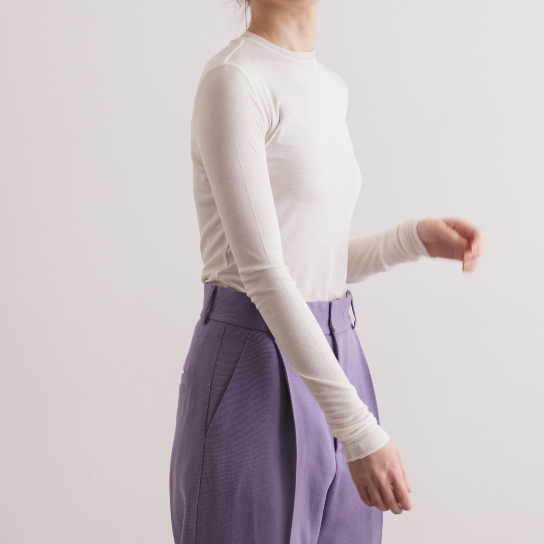 シルク100%クルーネックロングスリーブ, ホワイトの着用イメージ(斜め前)