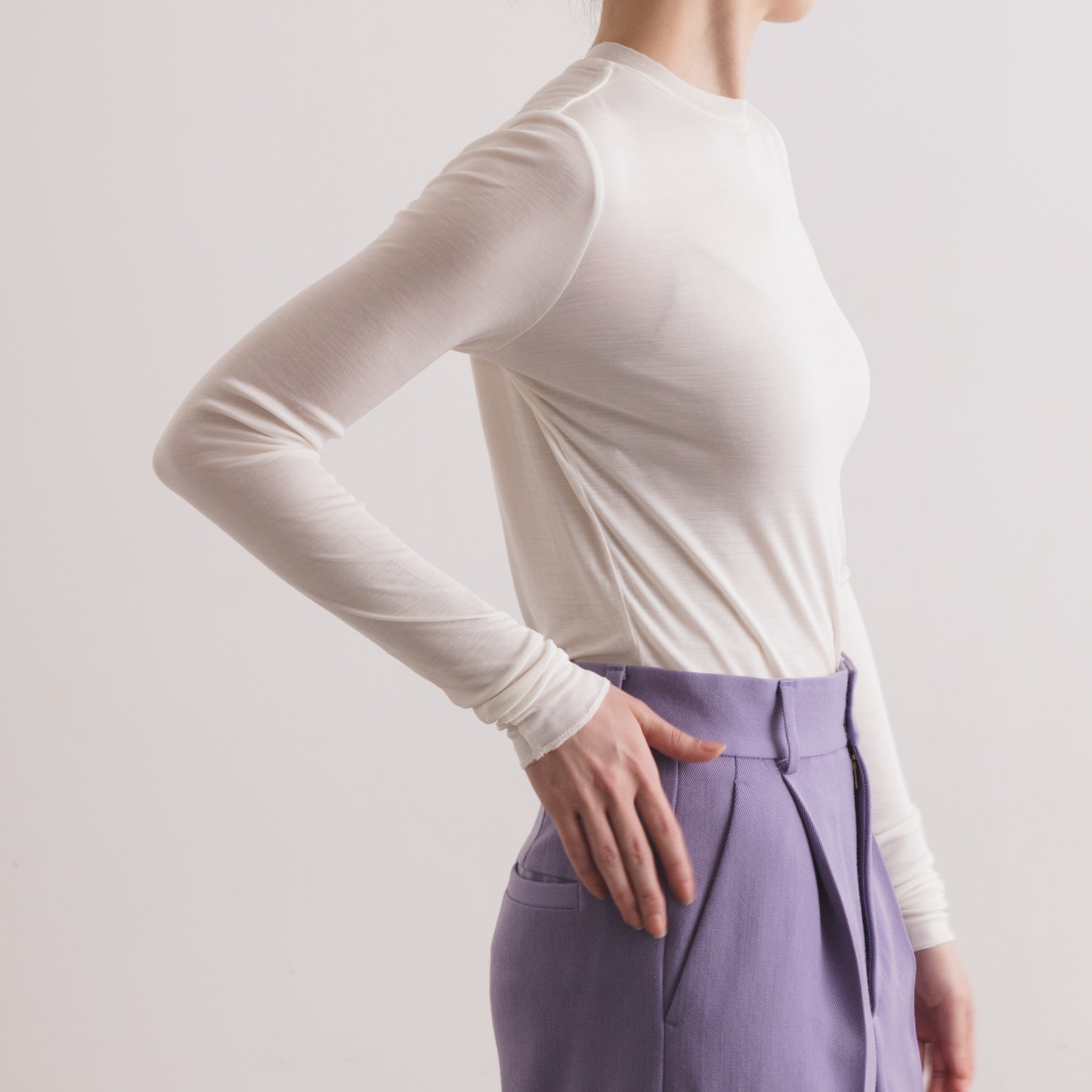 シルク100%クルーネックロングスリーブ, ホワイトの着用イメージ(横)