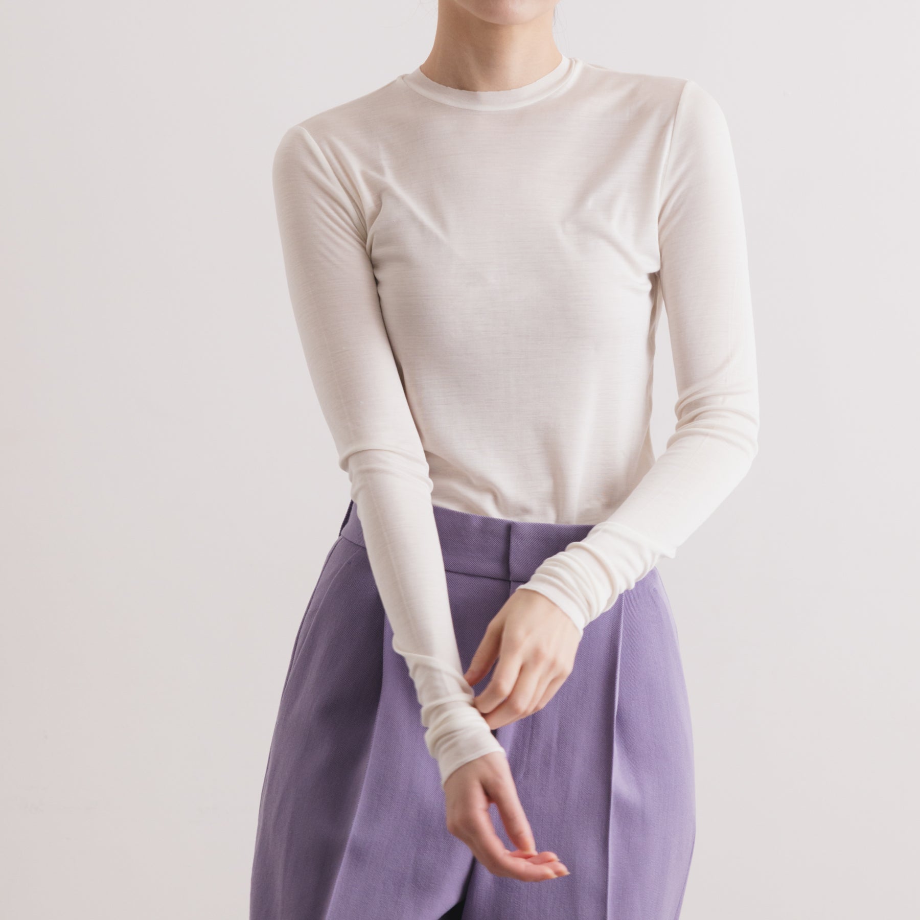 シルク100%クルーネックロングスリーブ, ホワイトの着用イメージ(前)