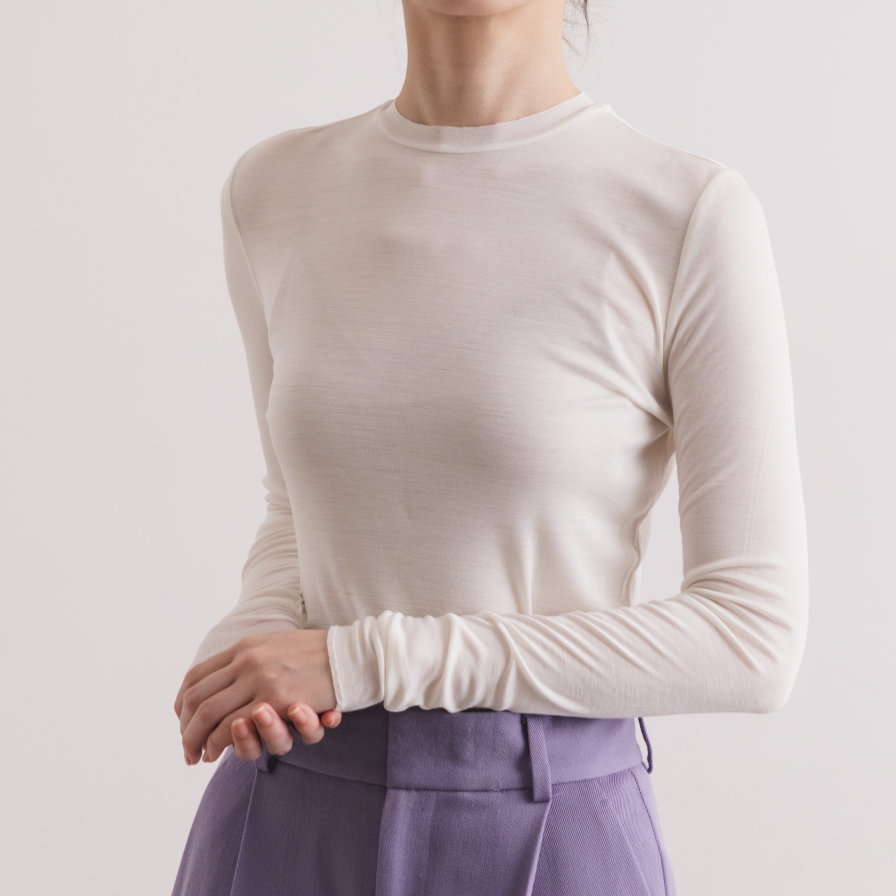シルク100%クルーネックロングスリーブ, ホワイトの着用イメージ(前)