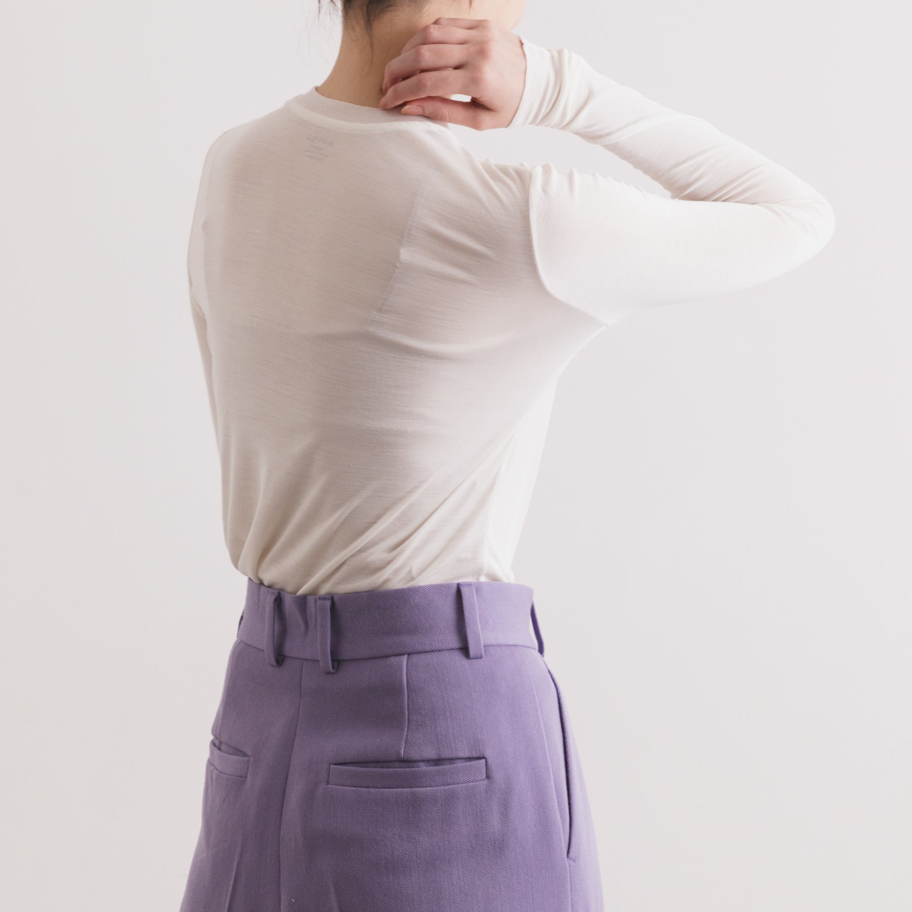 シルク100%クルーネックロングスリーブ, ホワイトの着用イメージ(斜め後)