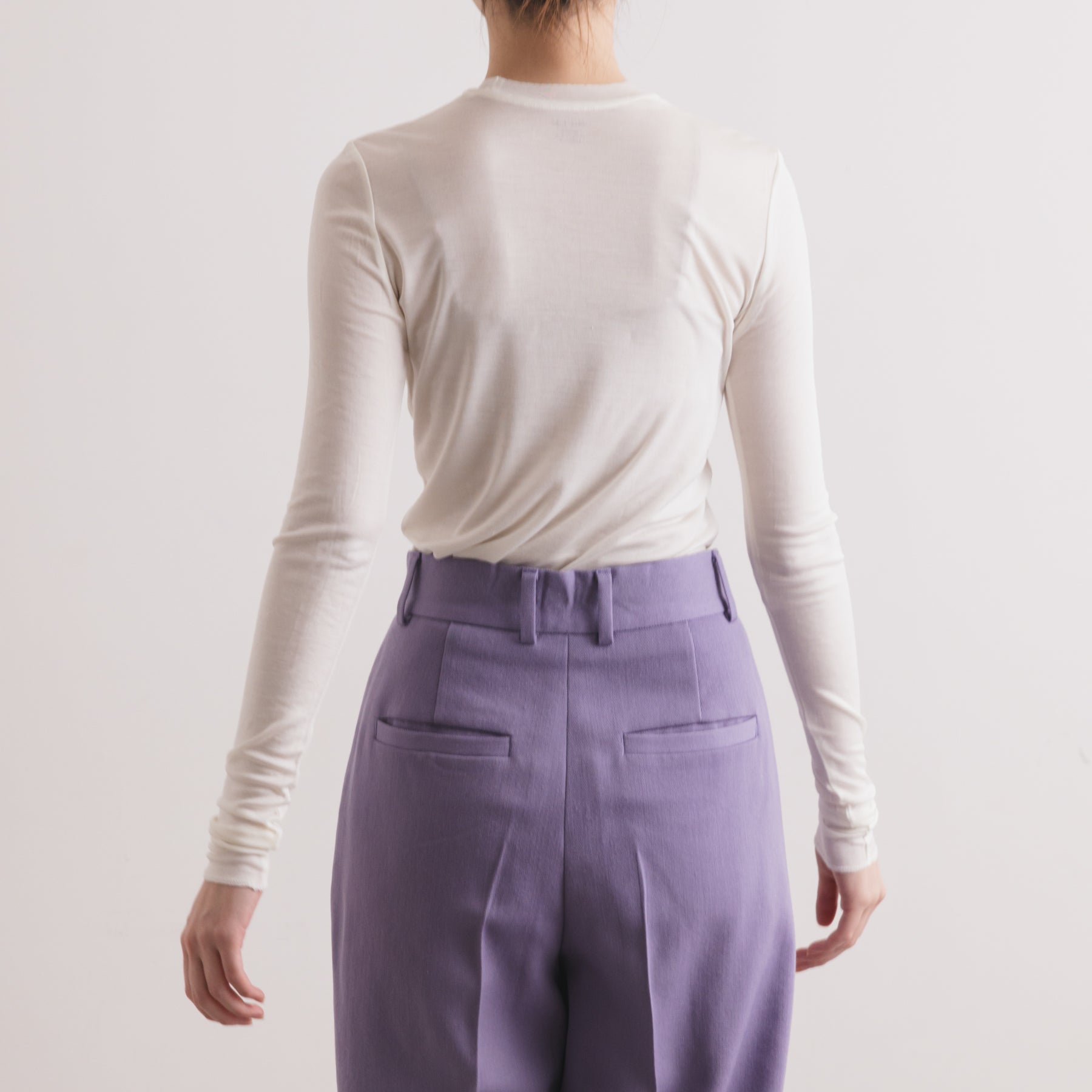 シルク100%クルーネックロングスリーブ, ホワイトの着用イメージ(後)