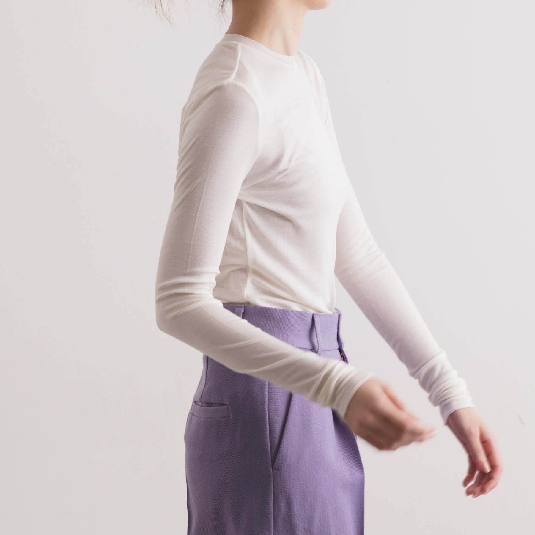 シルク100%クルーネックロングスリーブ, ホワイトの着用イメージ(横)