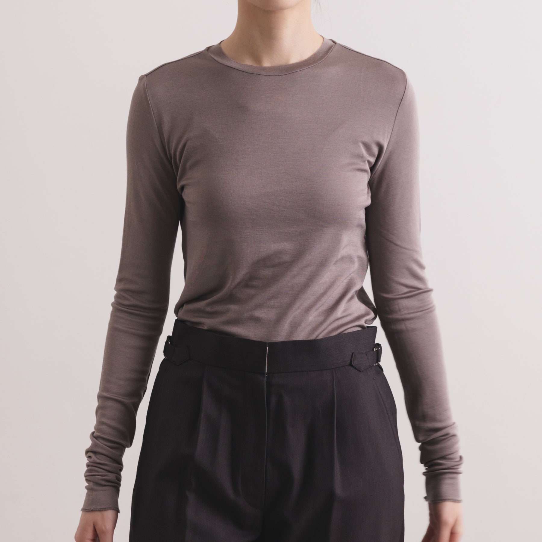 シルク100%クルーネックロングスリーブ, トープのモデル着用イメージ(前)