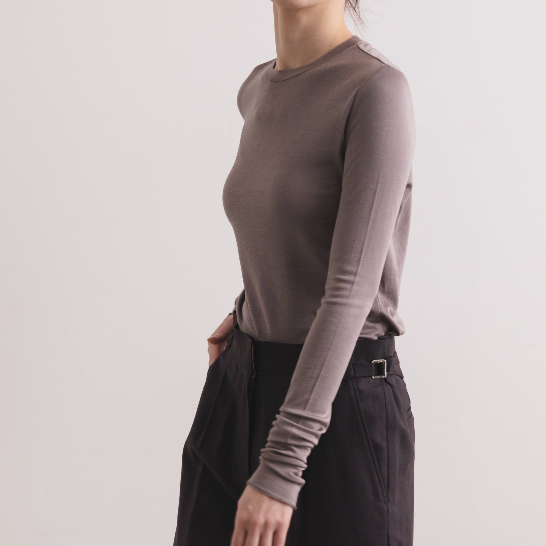 シルク100%クルーネックロングスリーブ, トープのモデル着用イメージ(斜め前)