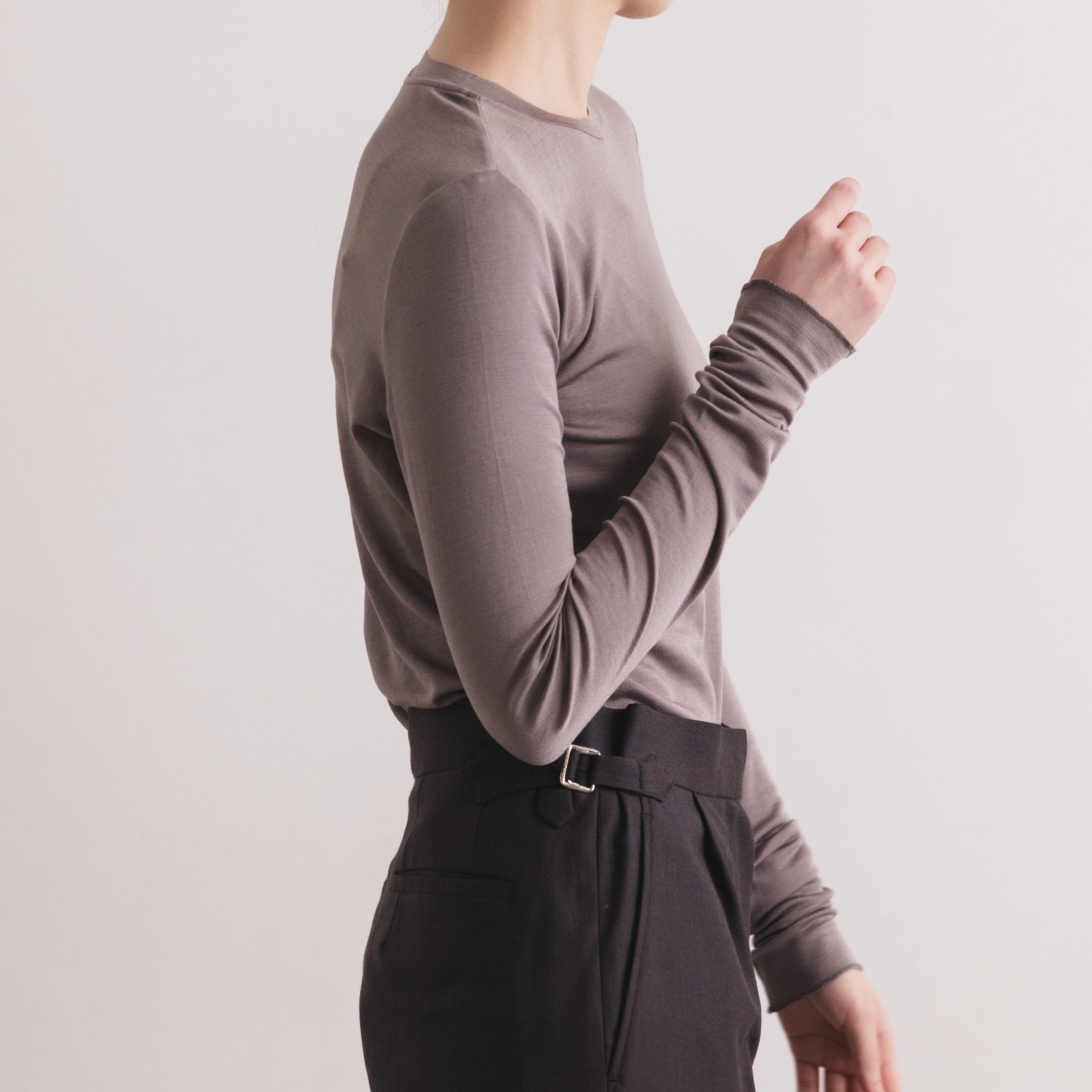 シルク100%クルーネックロングスリーブ, トープのモデル着用イメージ(横)
