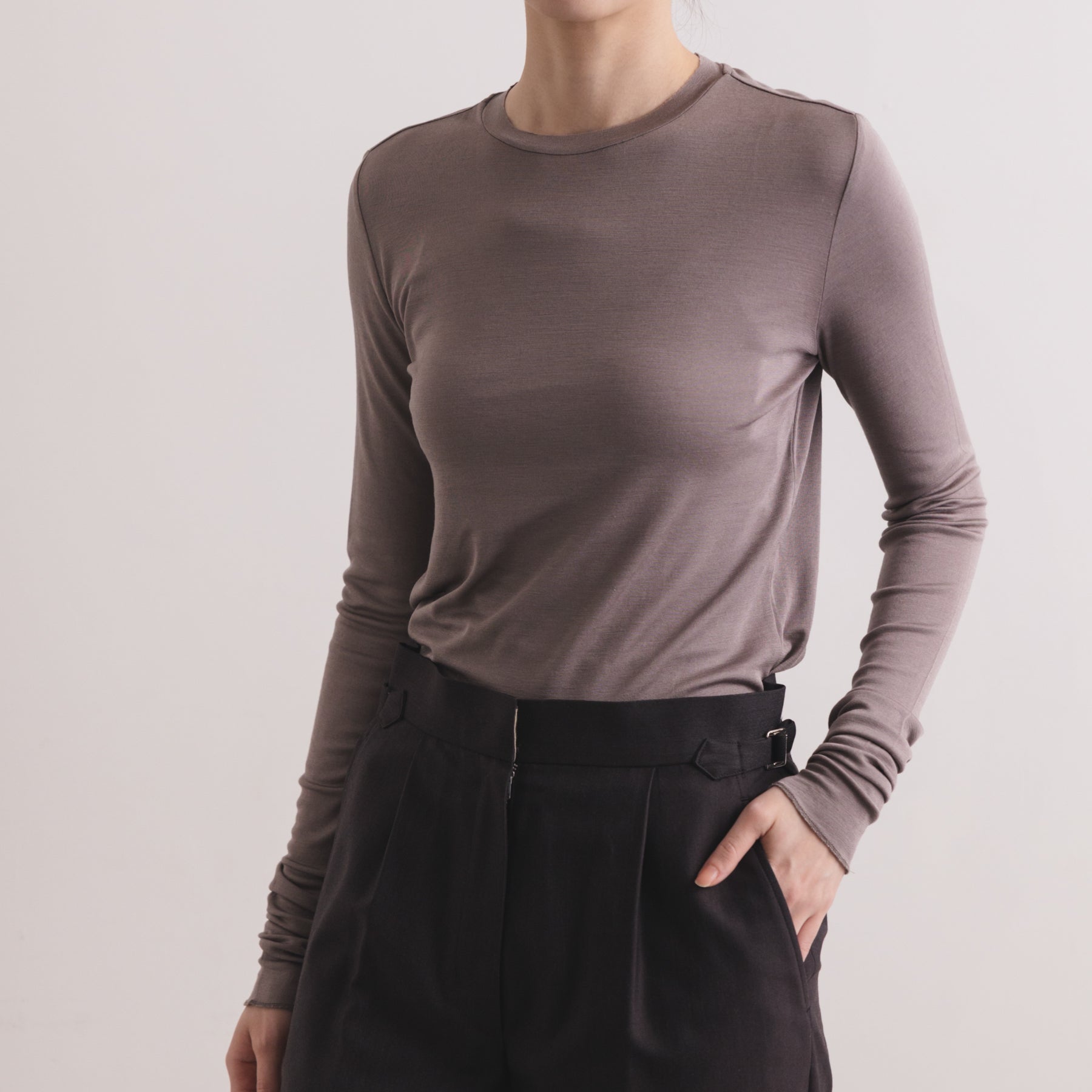 シルク100%クルーネックロングスリーブ, トープのモデル着用イメージ(前)