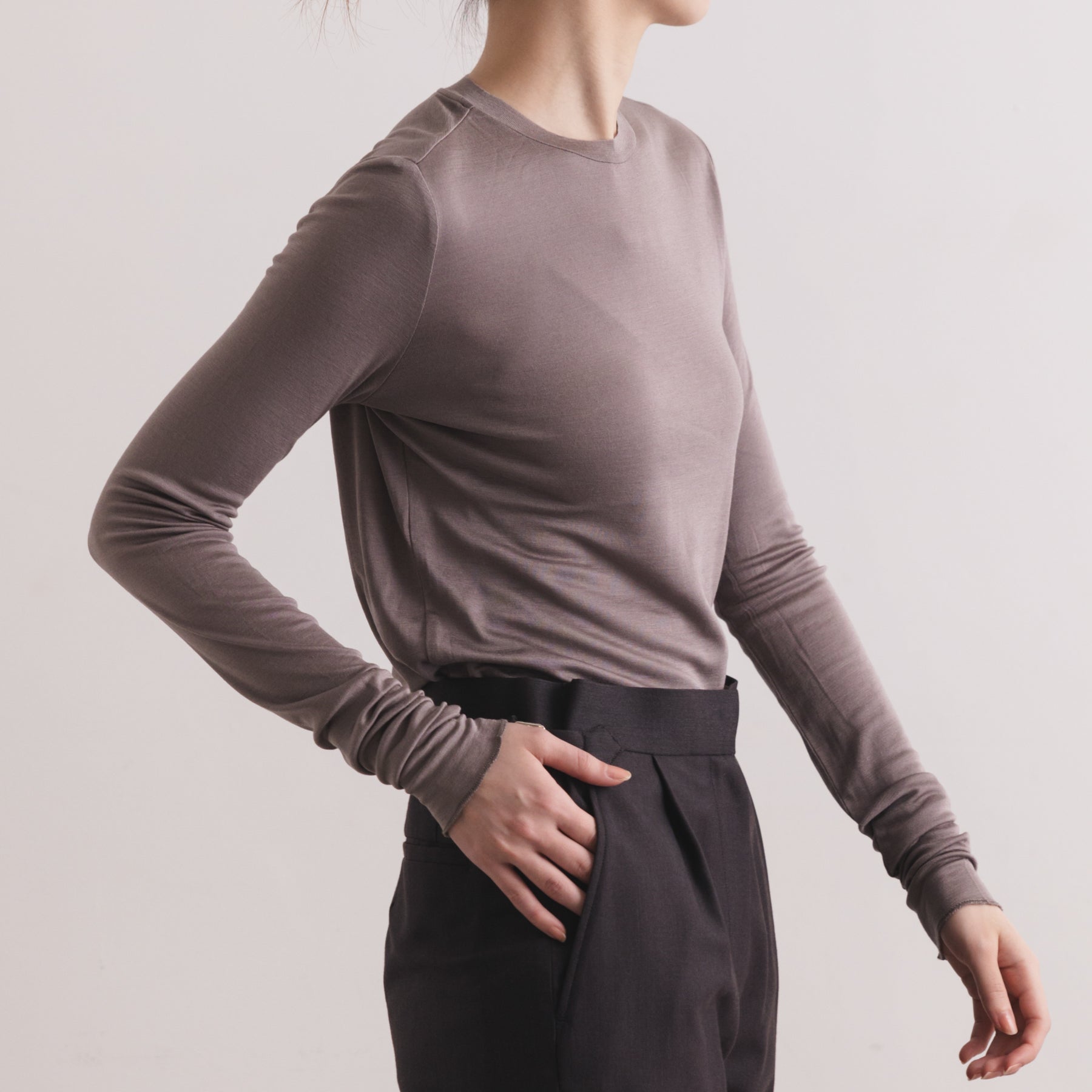 シルク100%クルーネックロングスリーブ, トープのモデル着用イメージ(斜め前)