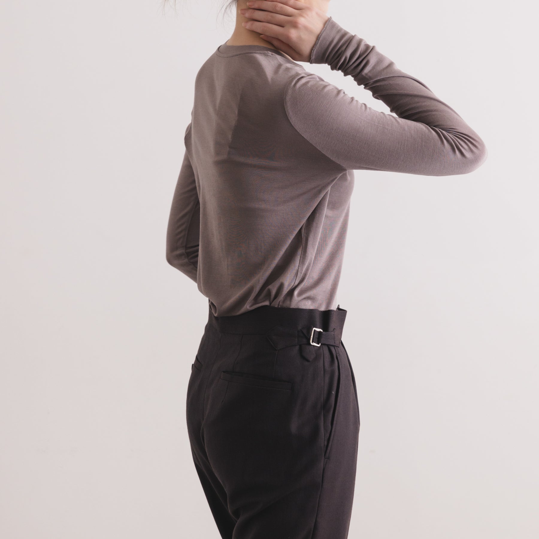 シルク100%クルーネックロングスリーブ, トープのモデル着用イメージ(横)