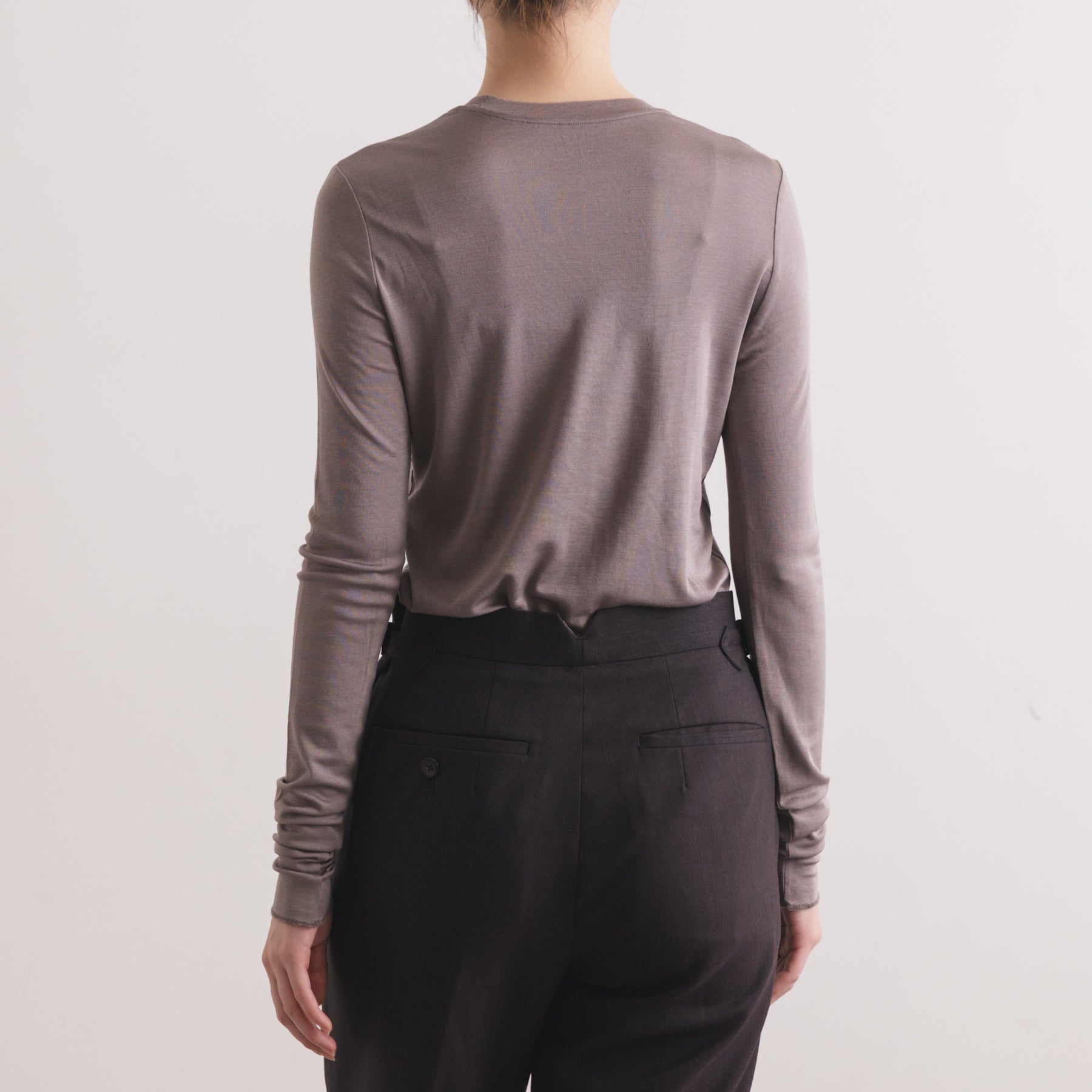 シルク100%クルーネックロングスリーブ, トープのモデル着用イメージ(後)