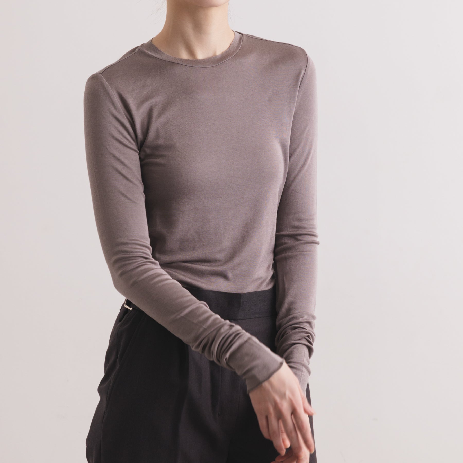 シルク100%クルーネックロングスリーブ, トープのモデル着用イメージ(前)