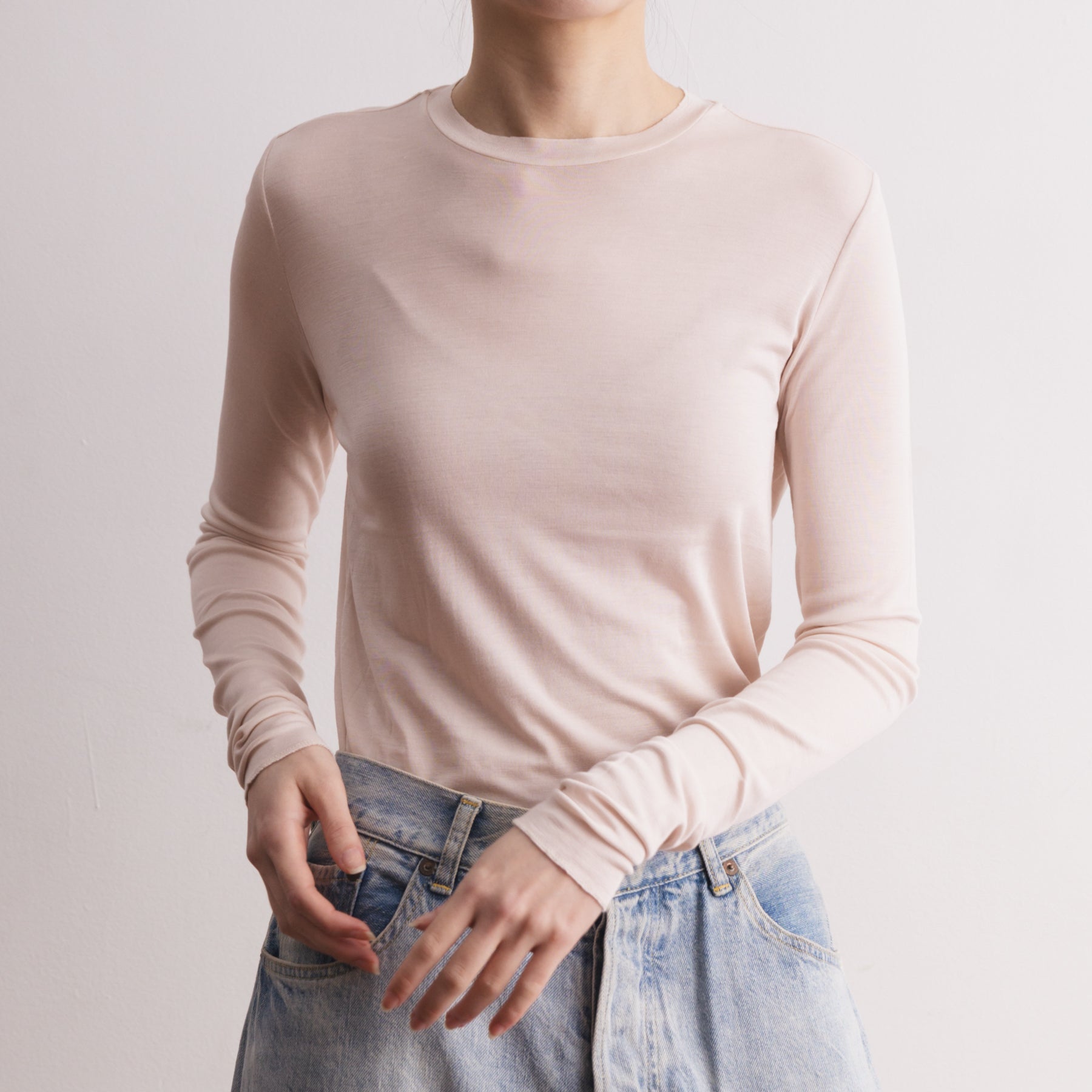 シルク100%クルーネックロングスリーブ, エクリュの着用イメージ(前)