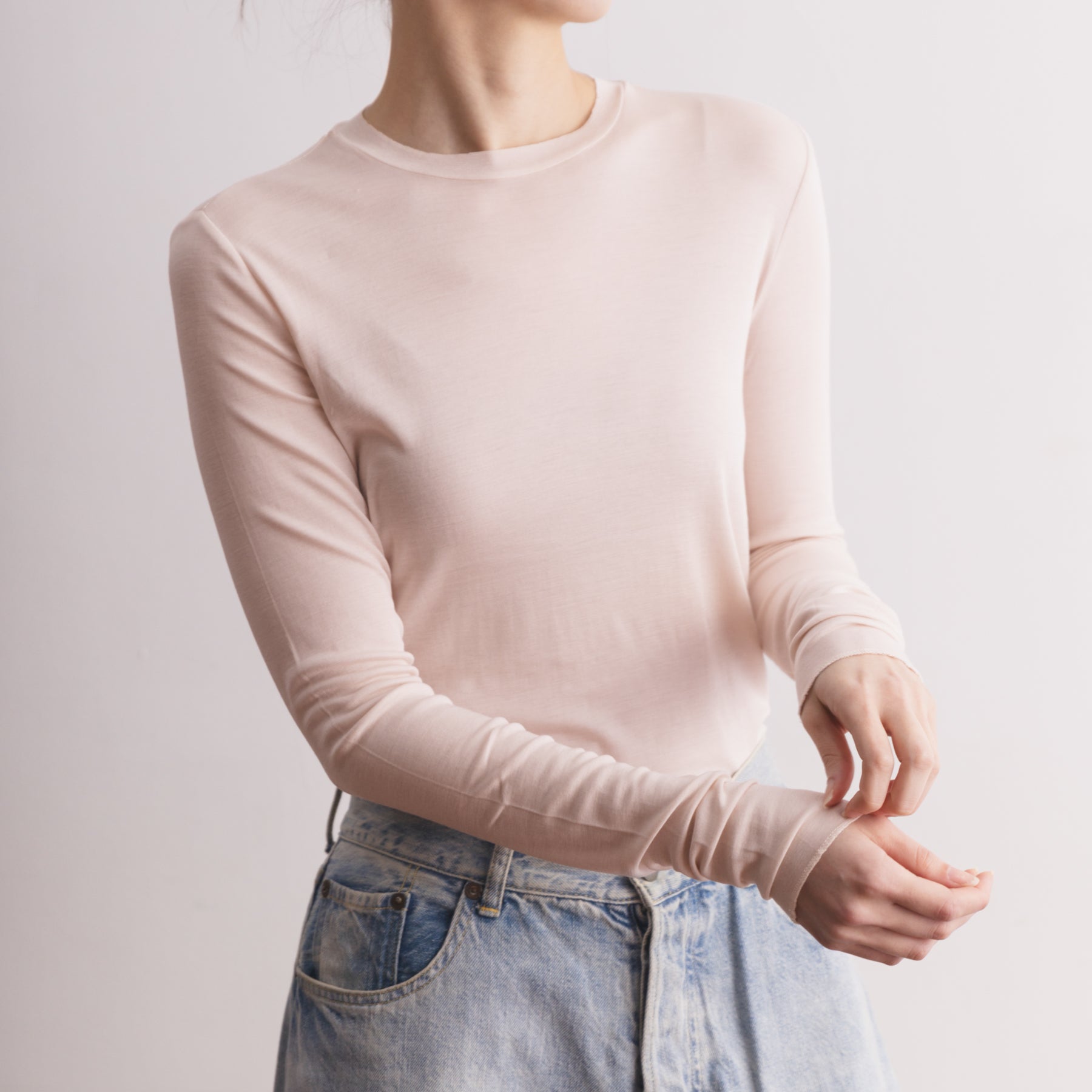 シルク100%クルーネックロングスリーブ, エクリュの着用イメージ(前)