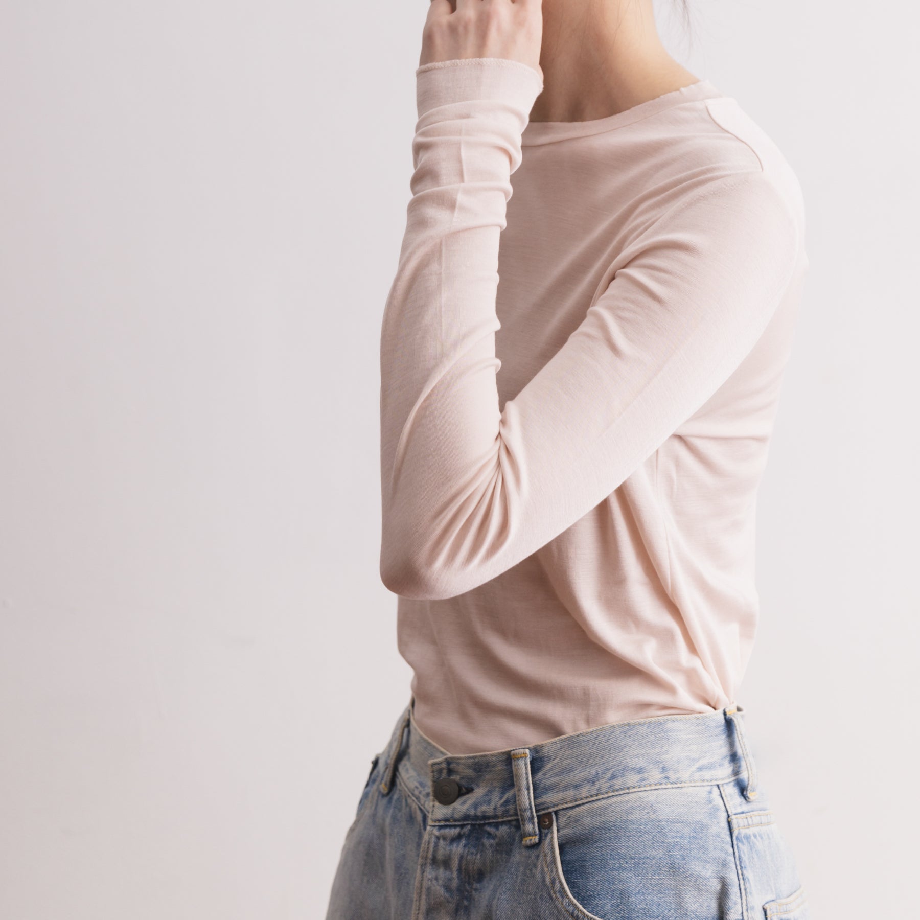 シルク100%クルーネックロングスリーブ, エクリュの着用イメージ(横)