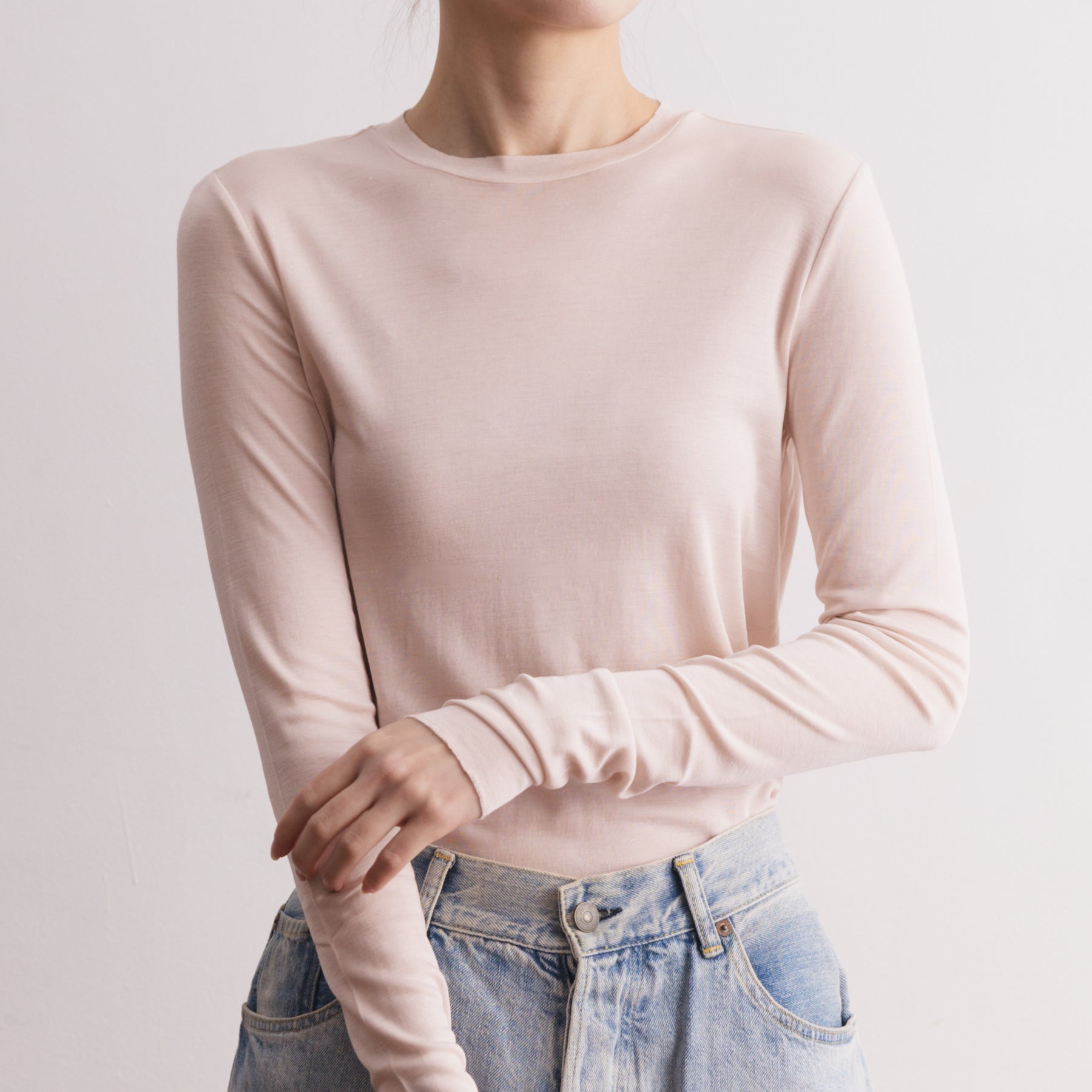 シルク100%クルーネックロングスリーブ, エクリュの着用イメージ(前)