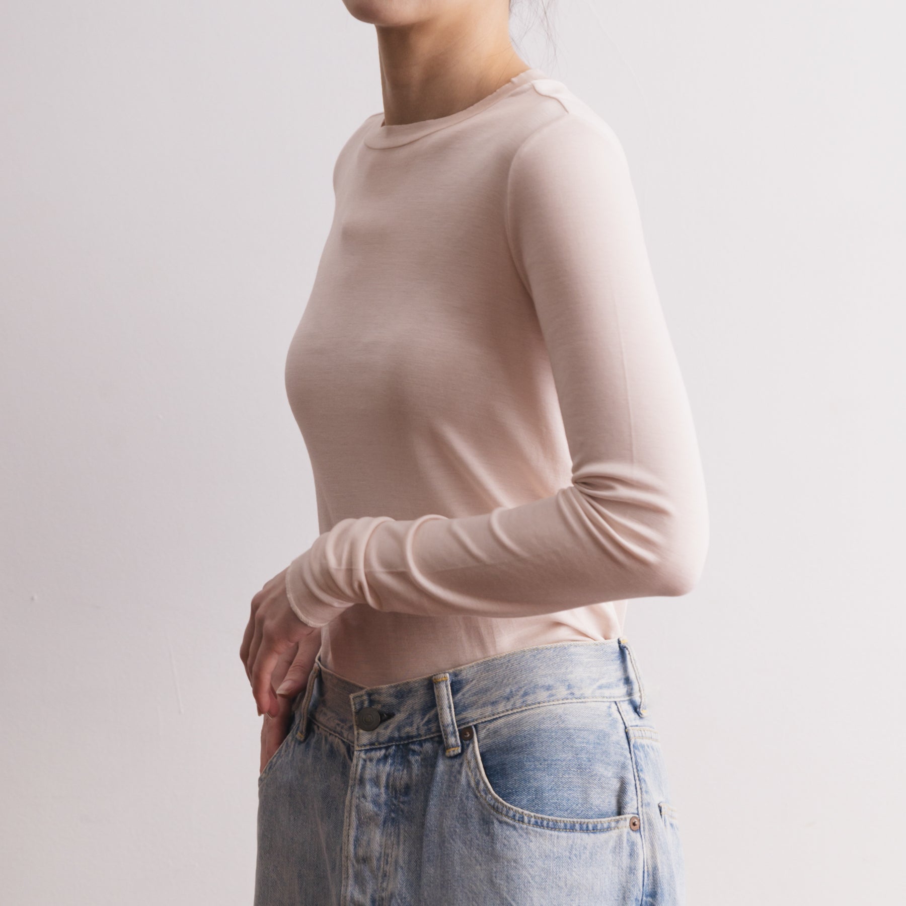 シルク100%クルーネックロングスリーブ, エクリュの着用イメージ(斜め前)