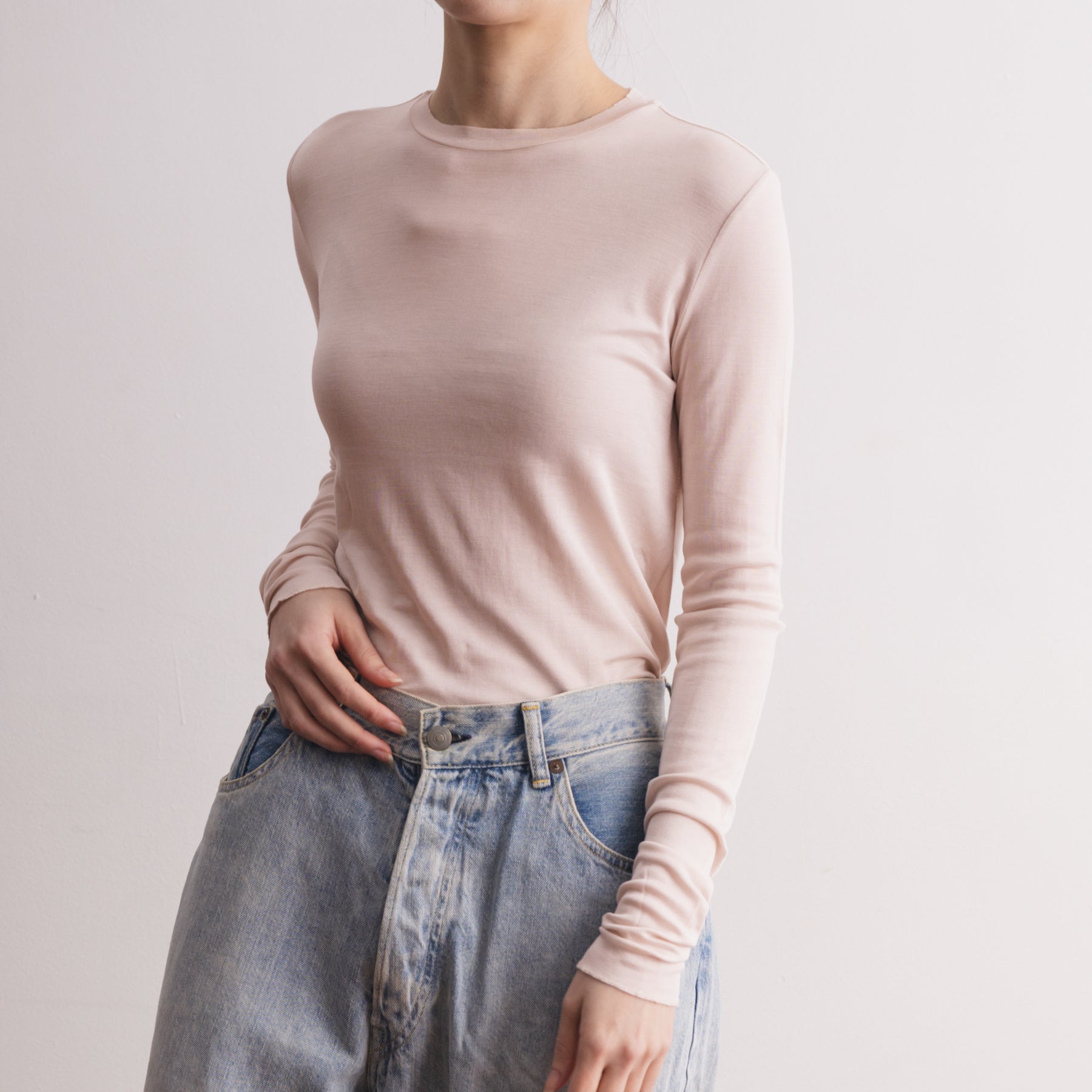 シルク100%クルーネックロングスリーブ, エクリュの着用イメージ(斜め前)