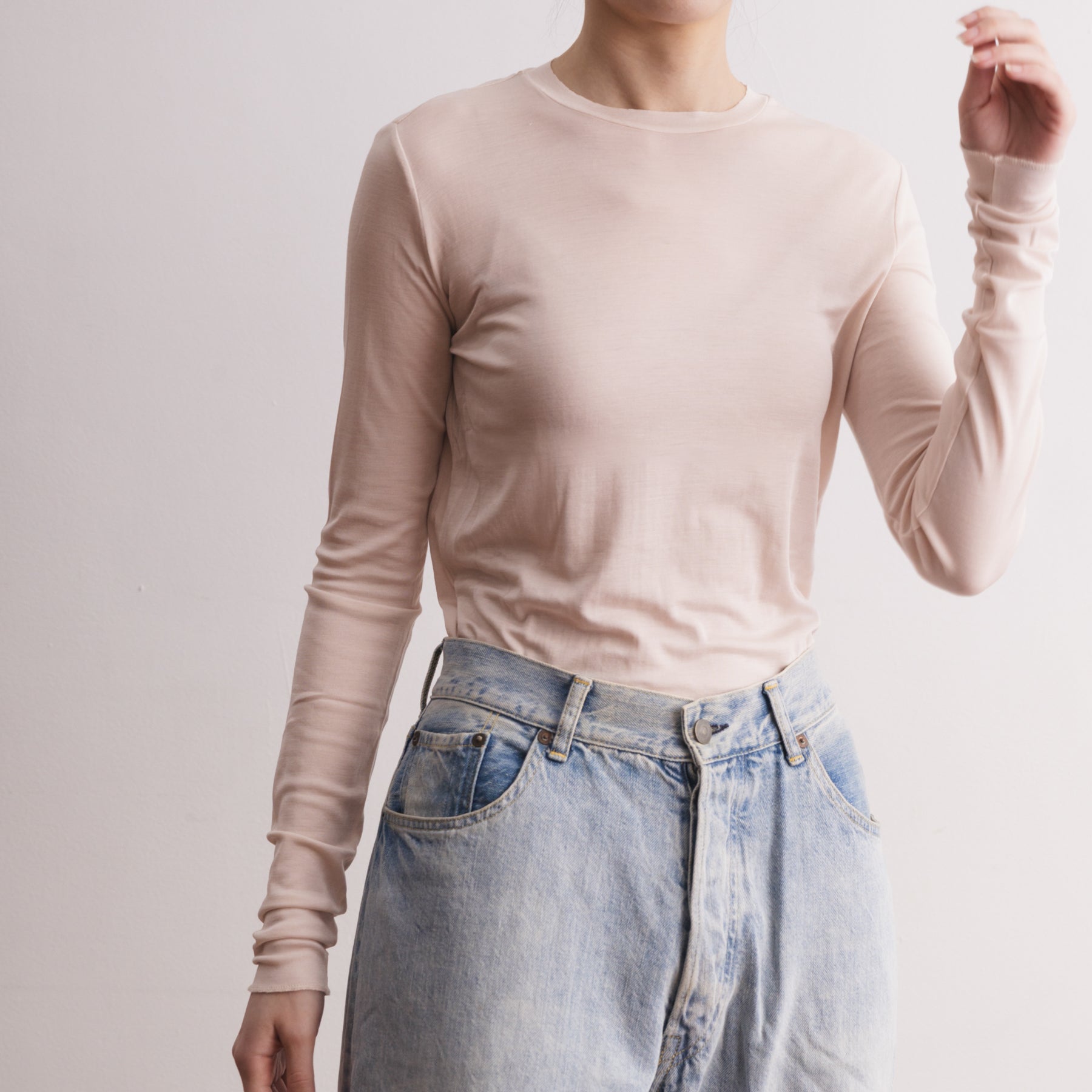 シルク100%クルーネックロングスリーブ, エクリュの着用イメージ(前)