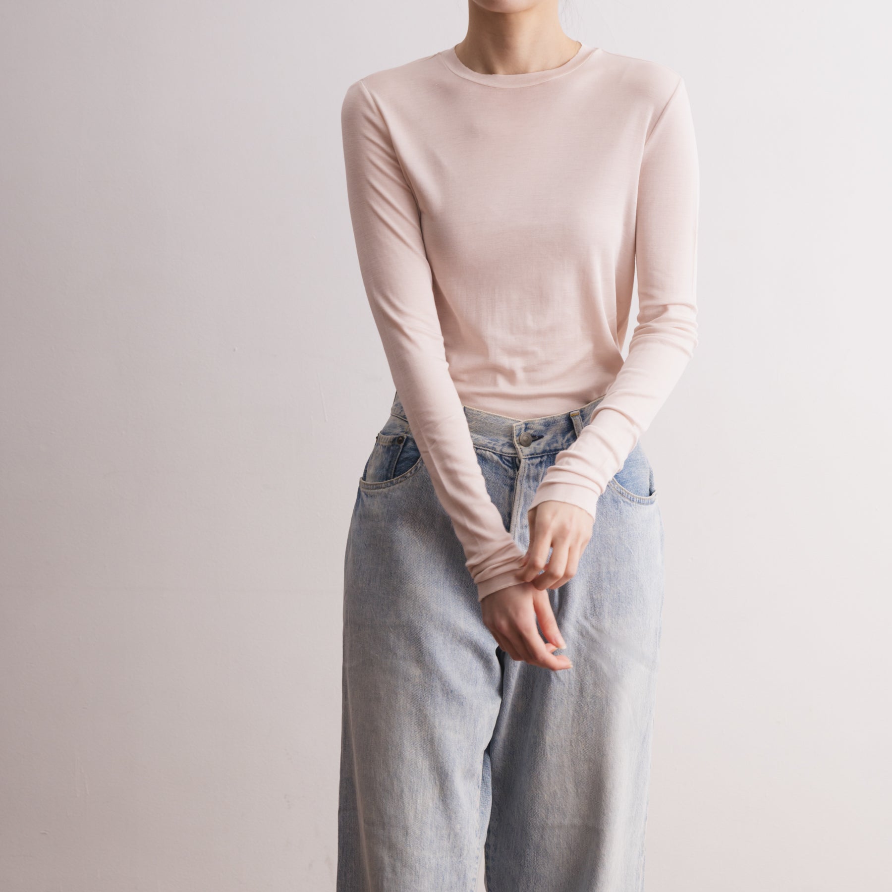 シルク100%クルーネックロングスリーブ, エクリュの着用イメージ(前)