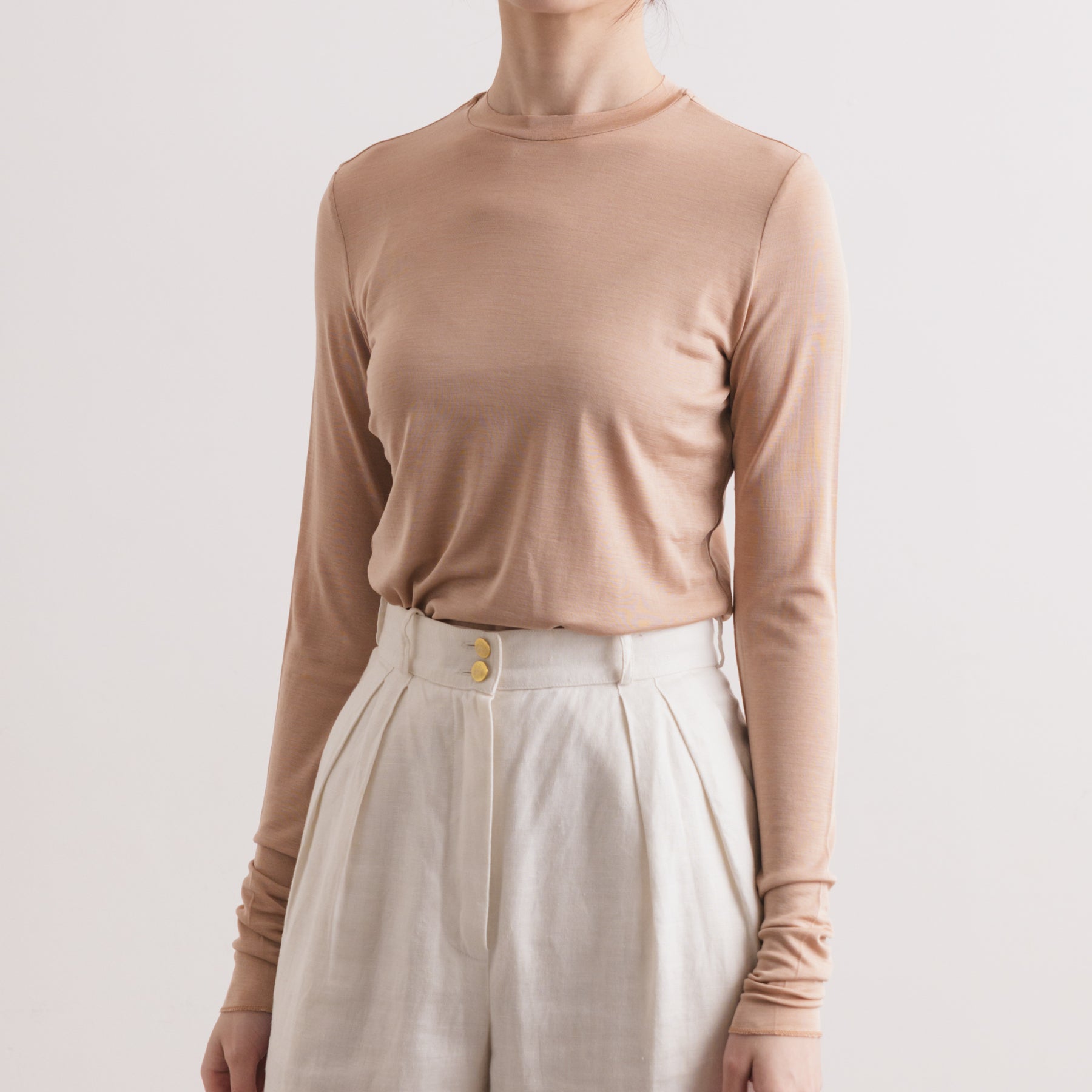 シルク100%クルーネックロングスリーブ, キャメルの着用イメージ(前)
