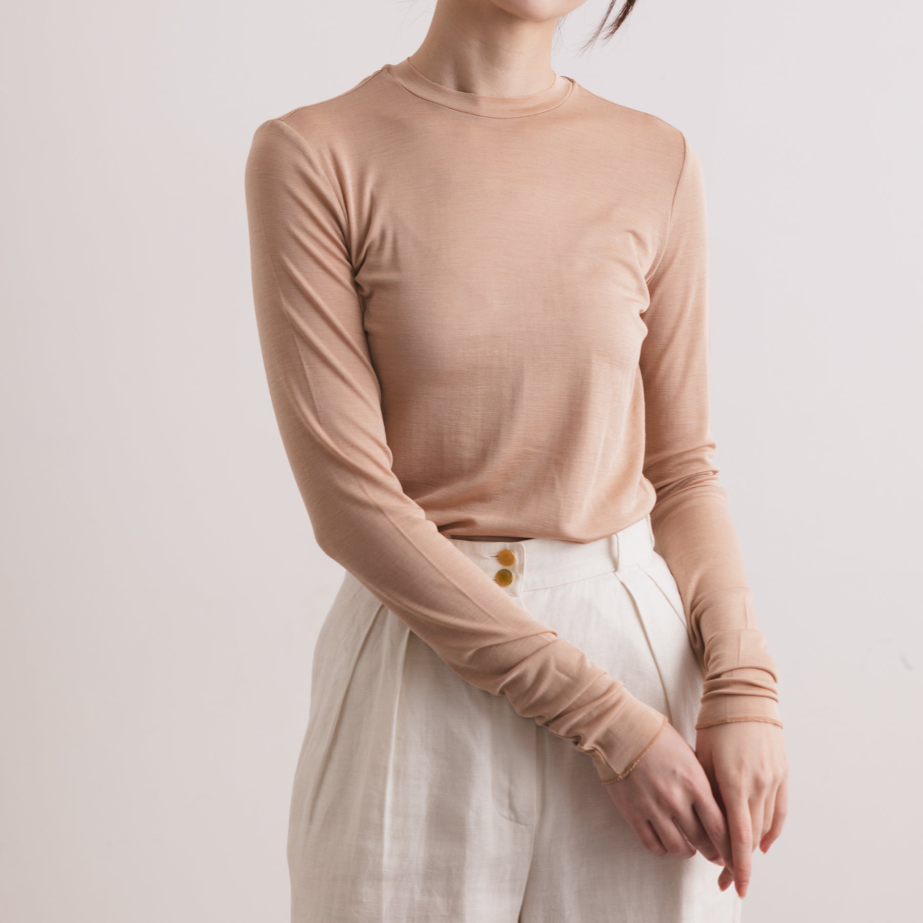 シルク100%クルーネックロングスリーブ, キャメルの着用イメージ(前)