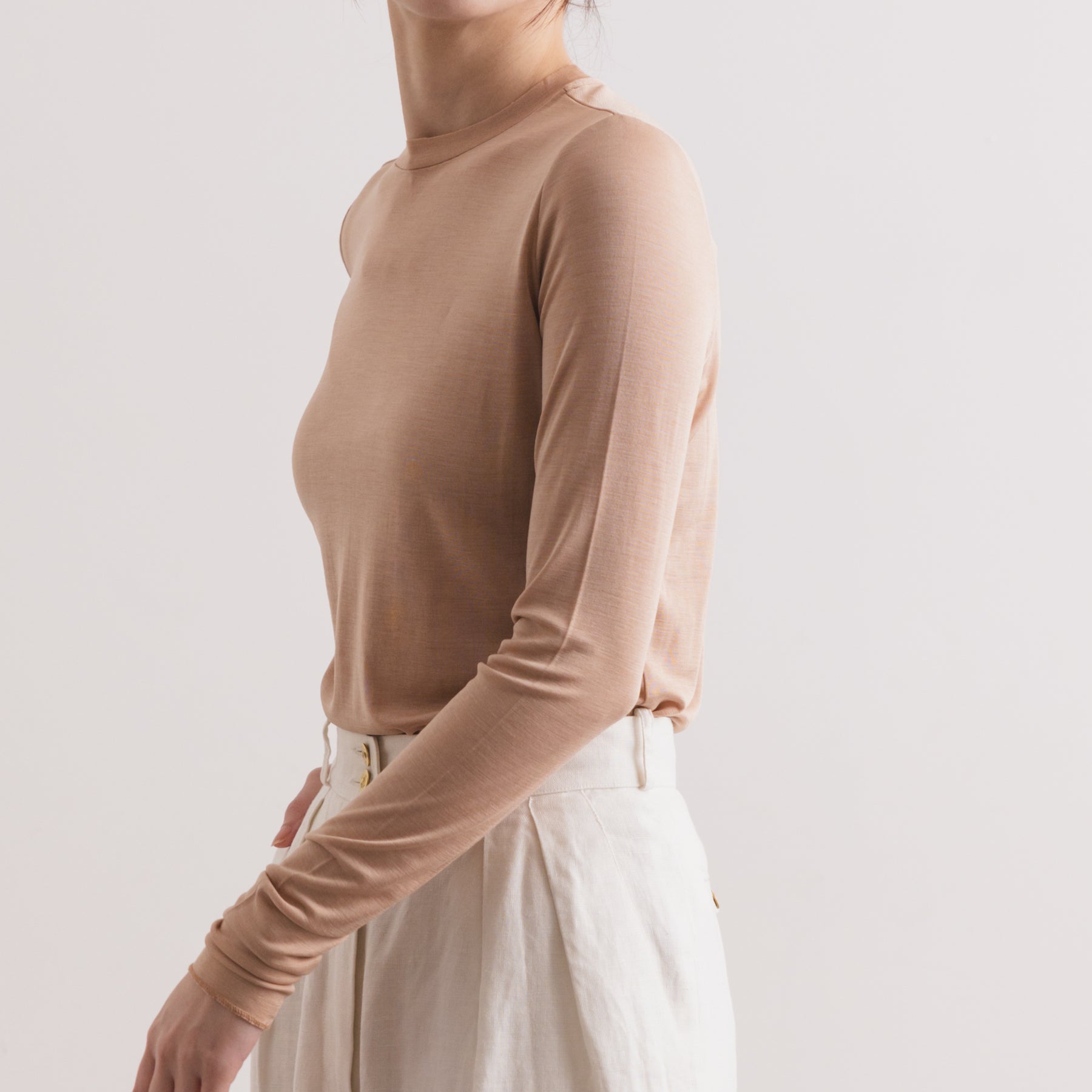 シルク100%クルーネックロングスリーブ, キャメルの着用イメージ(斜め前)