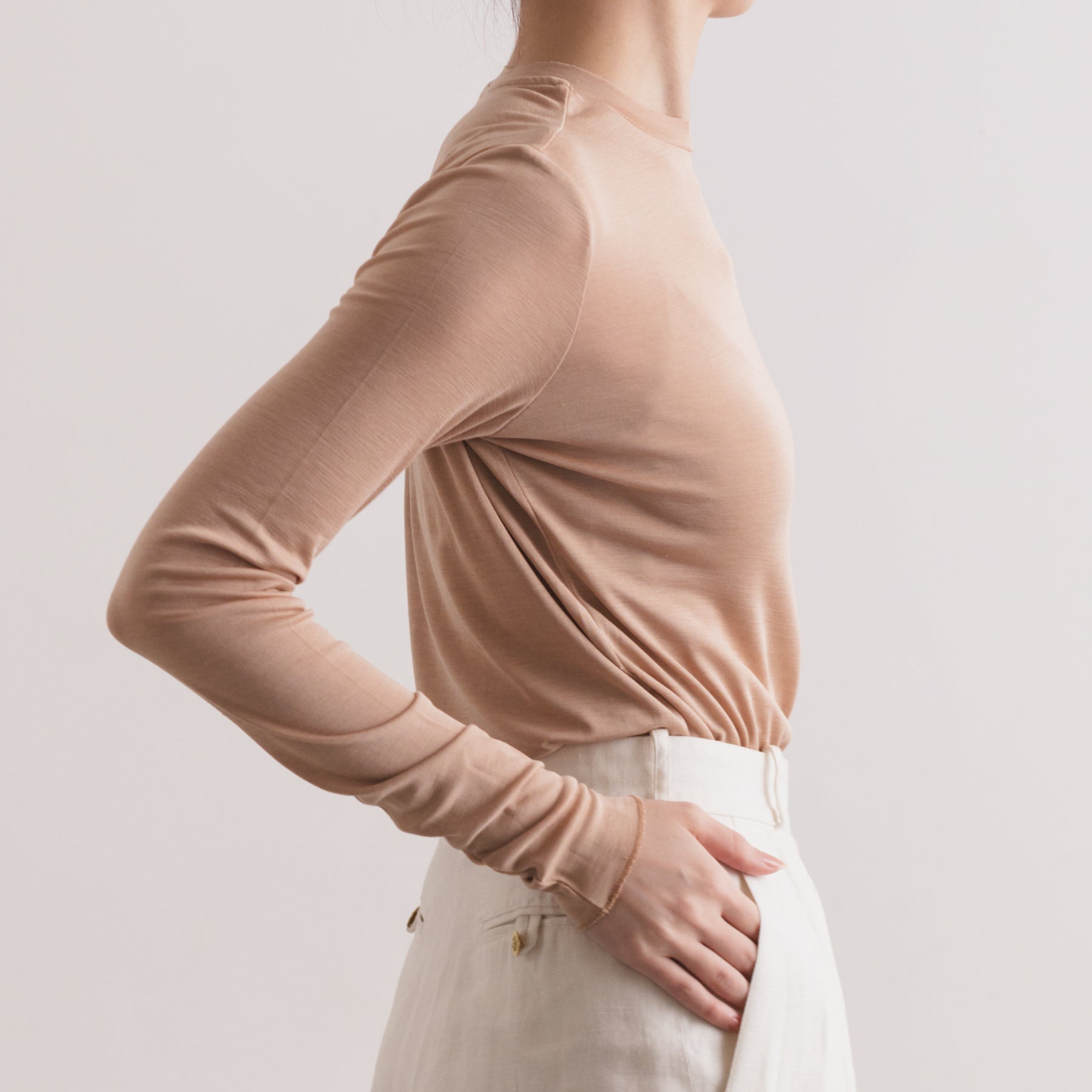 シルク100%クルーネックロングスリーブ, キャメルの着用イメージ(横)