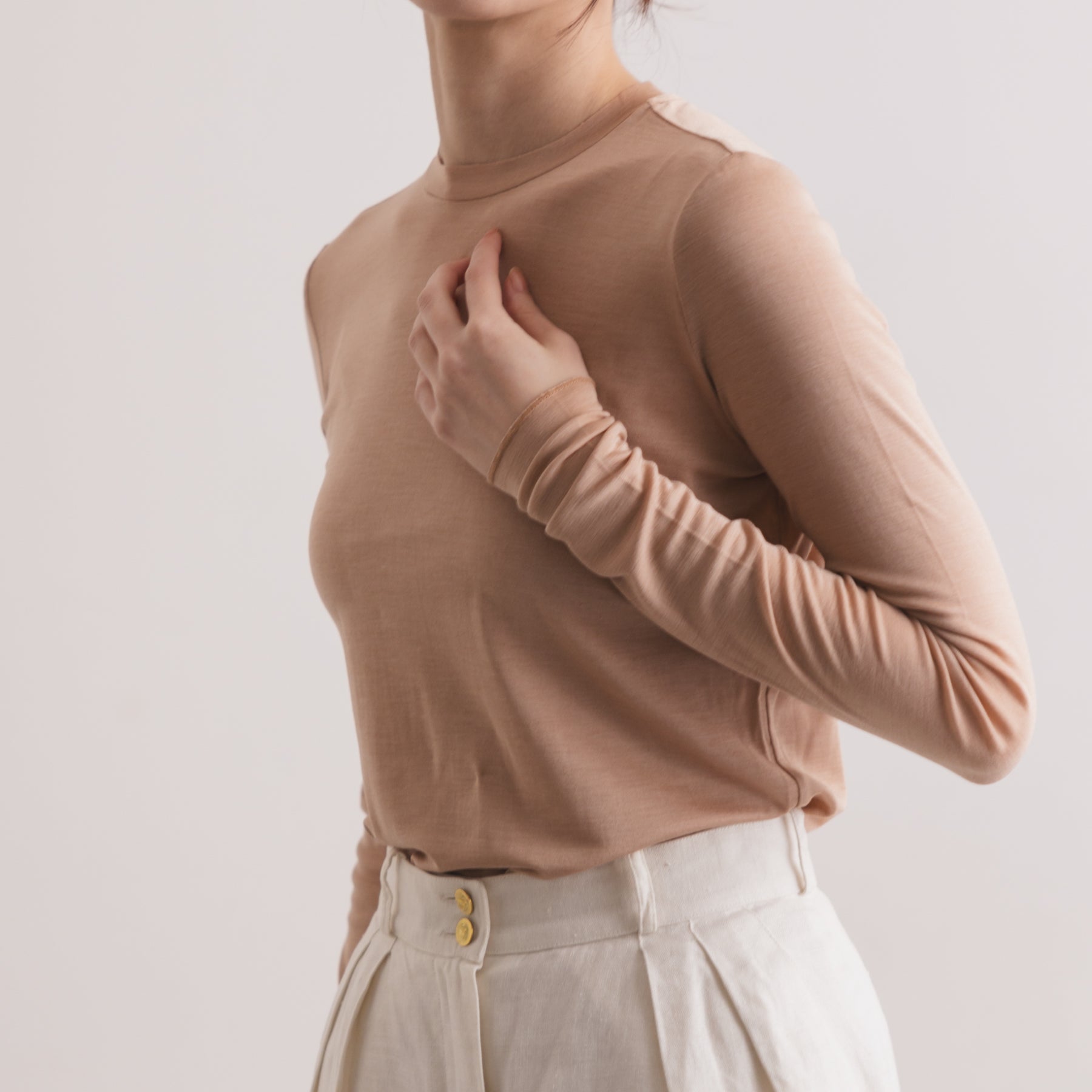 シルク100%クルーネックロングスリーブ, キャメルの着用イメージ(斜め前)