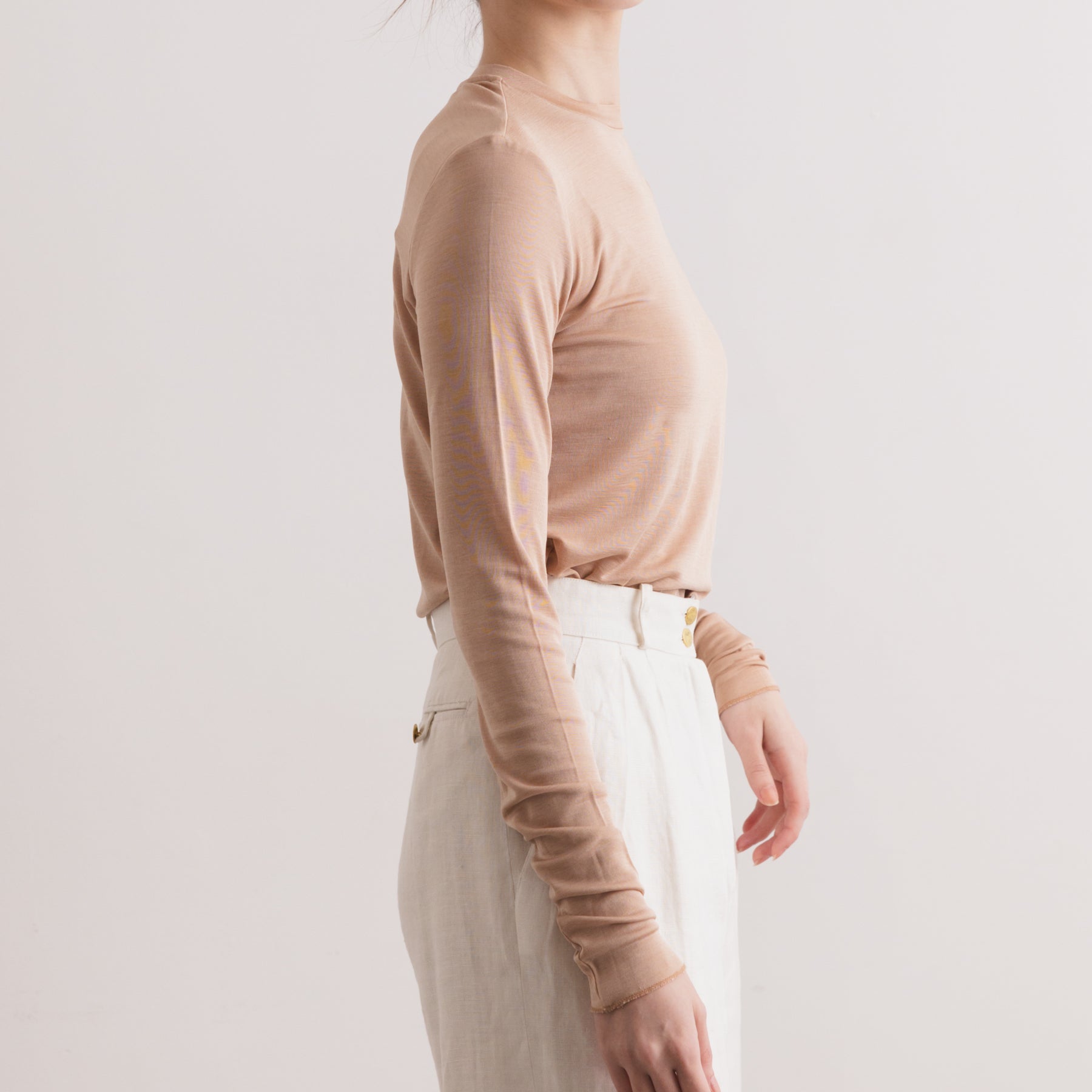 シルク100%クルーネックロングスリーブ, キャメルの着用イメージ(横)