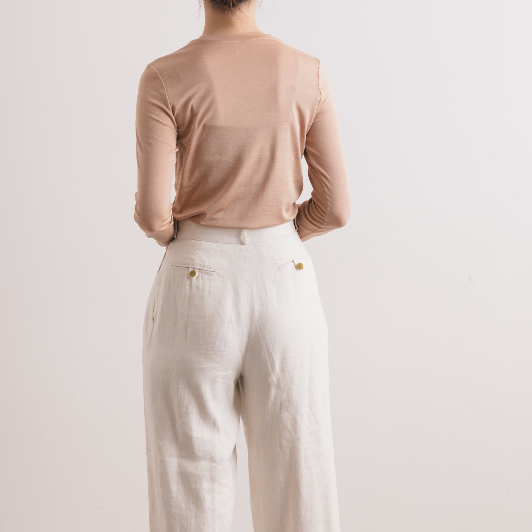 シルク100%クルーネックロングスリーブ, キャメルの着用イメージ(後)