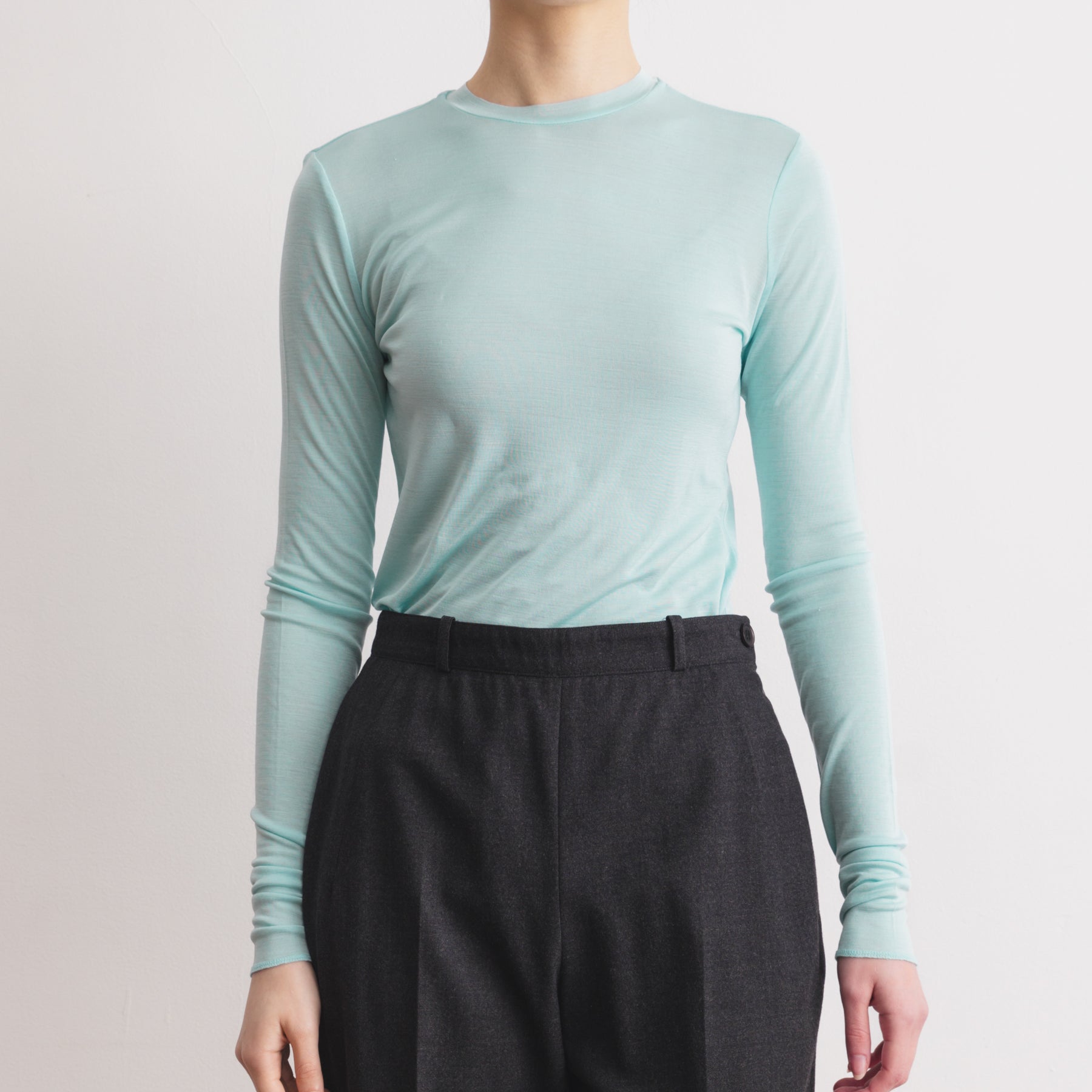 シルク100%クルーネックロングスリーブ, ミントの着用イメージ(前)