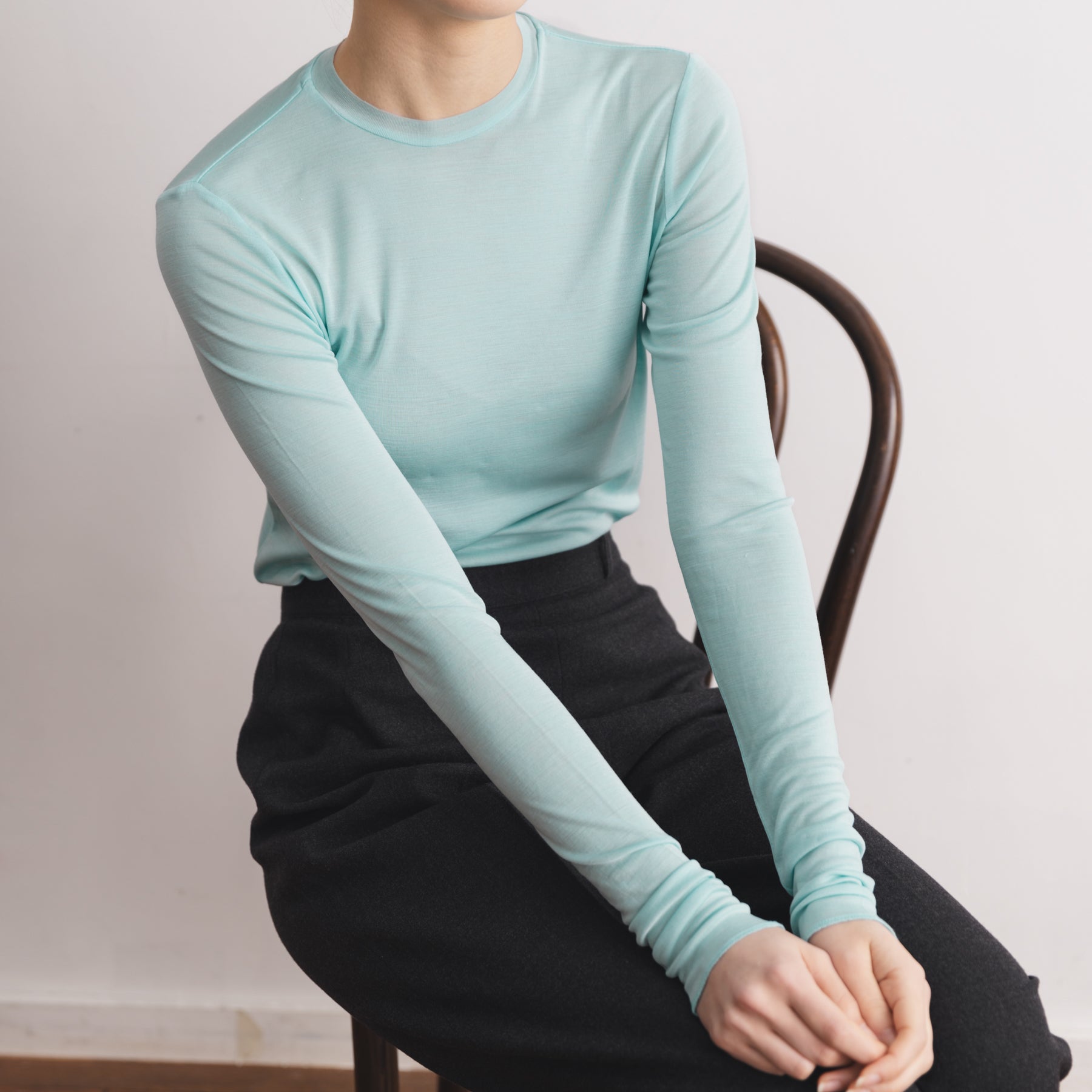 シルク100%クルーネックロングスリーブ, ミントの着用イメージ(斜め前)