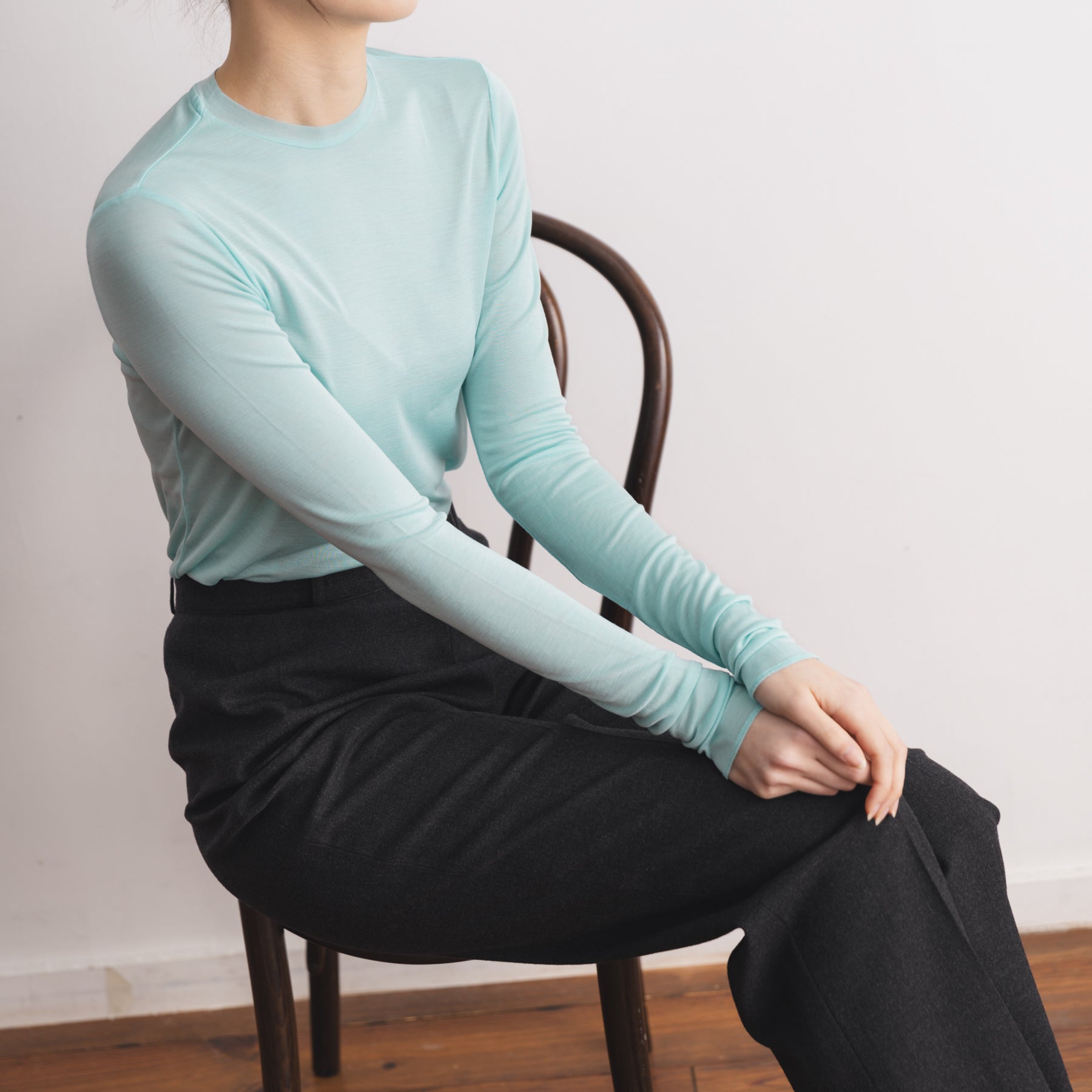 シルク100%クルーネックロングスリーブ, ミントの着用イメージ(斜め前)