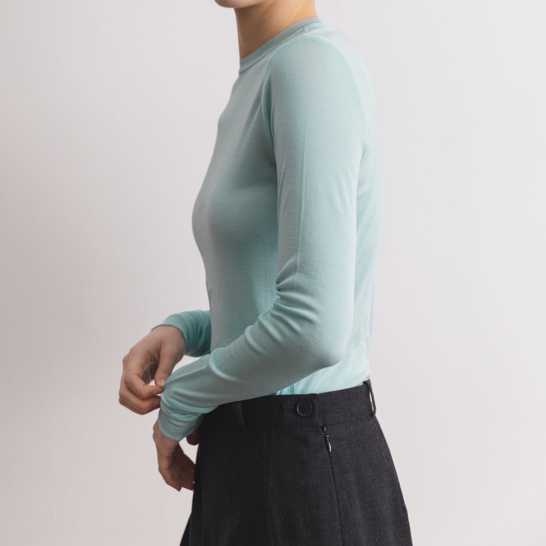 シルク100%クルーネックロングスリーブ, ミントの着用イメージ(横)