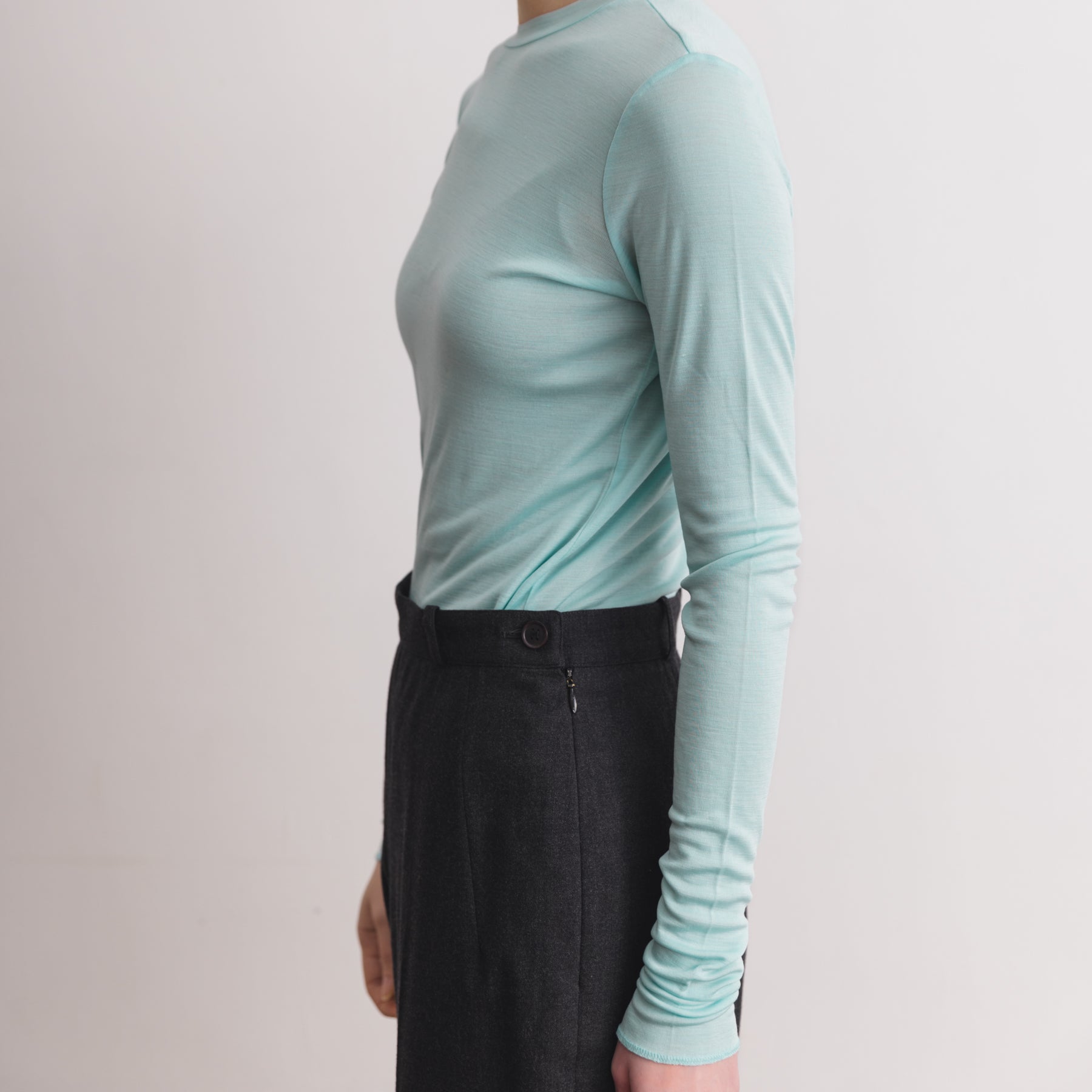 シルク100%クルーネックロングスリーブ, ミントの着用イメージ(横)