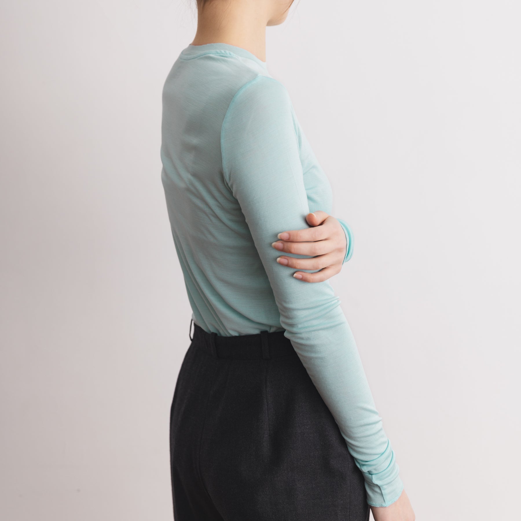 シルク100%クルーネックロングスリーブ, ミントの着用イメージ(横)