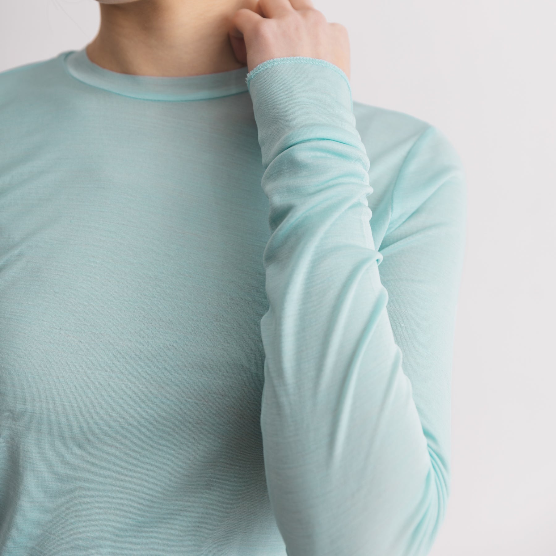シルク100%クルーネックロングスリーブ, ミントの着用イメージ(斜め前)
