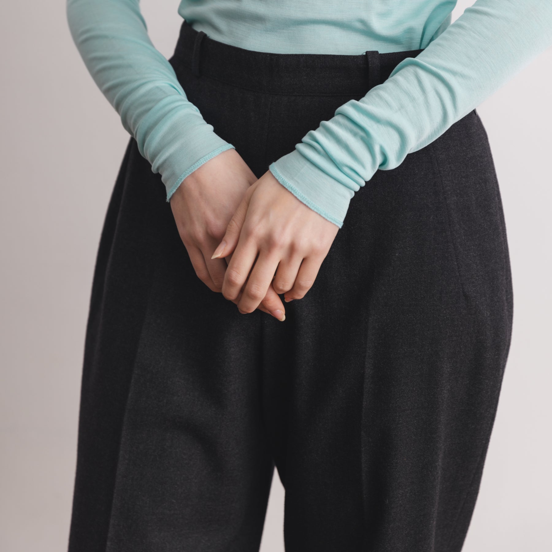 シルク100%クルーネックロングスリーブ, ミントの着用イメージ(袖先)