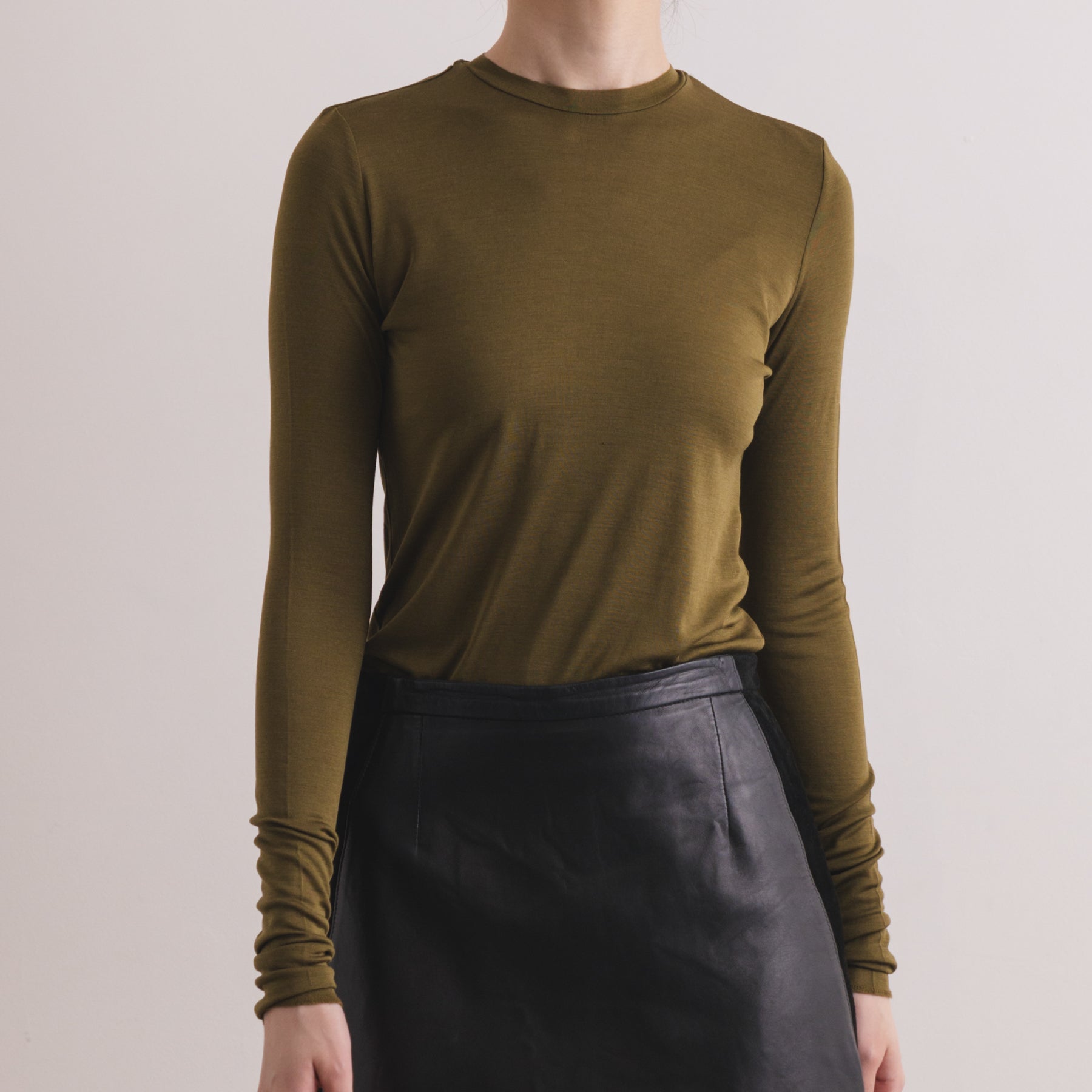 シルク100%クルーネックロングスリーブ, オリーブの着用イメージ(前)