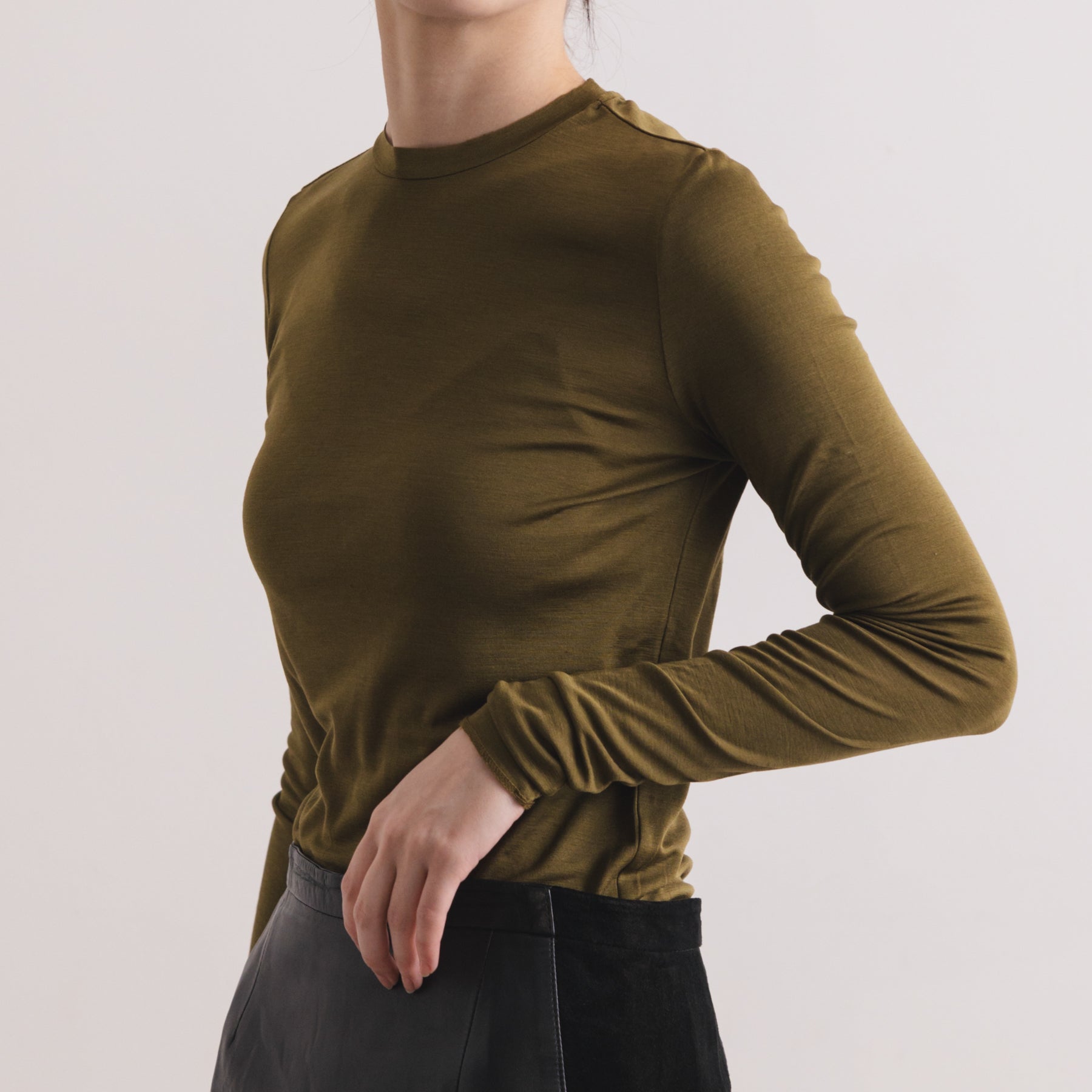 シルク100%クルーネックロングスリーブ, オリーブの着用イメージ(斜め前)