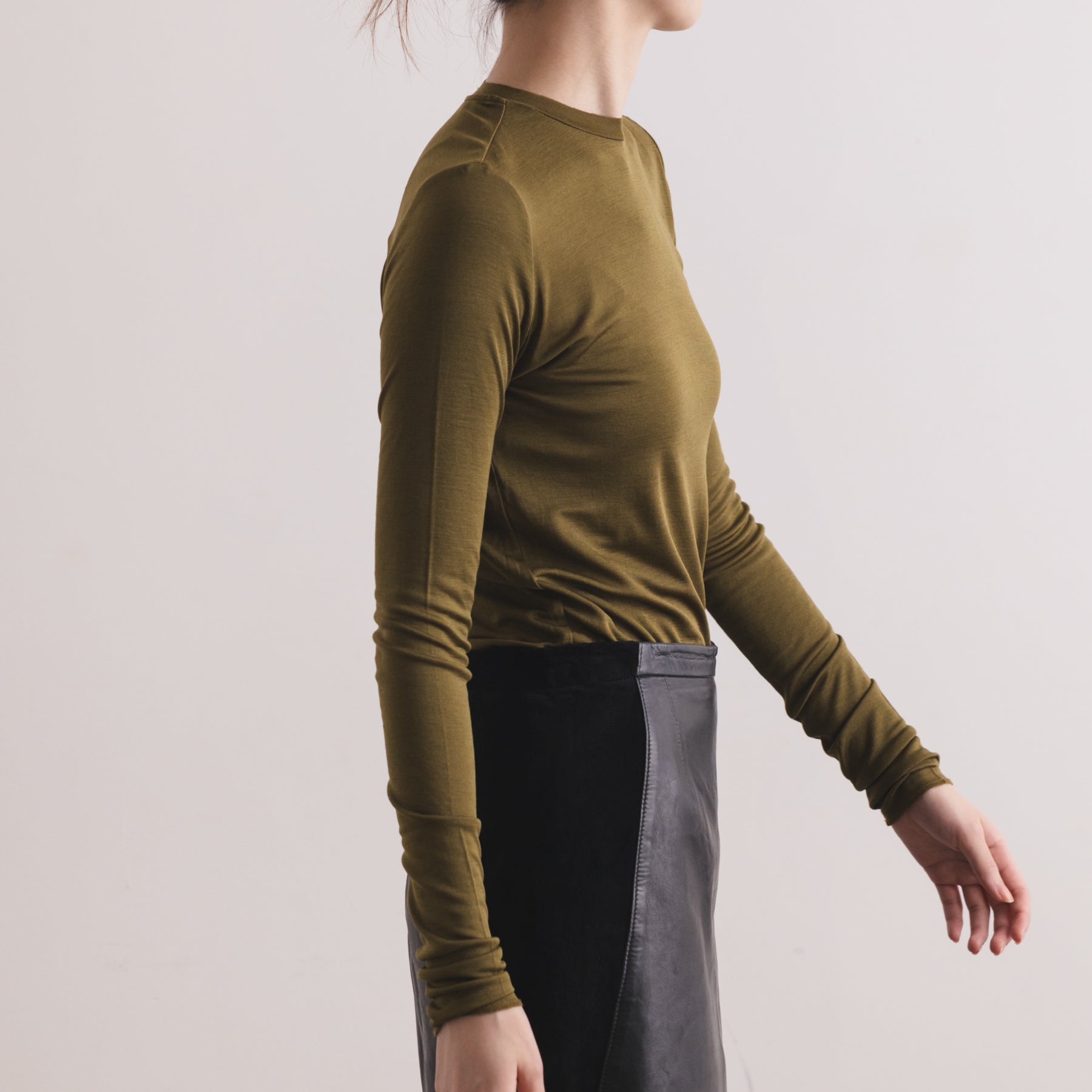 シルク100%クルーネックロングスリーブ, オリーブの着用イメージ(横)