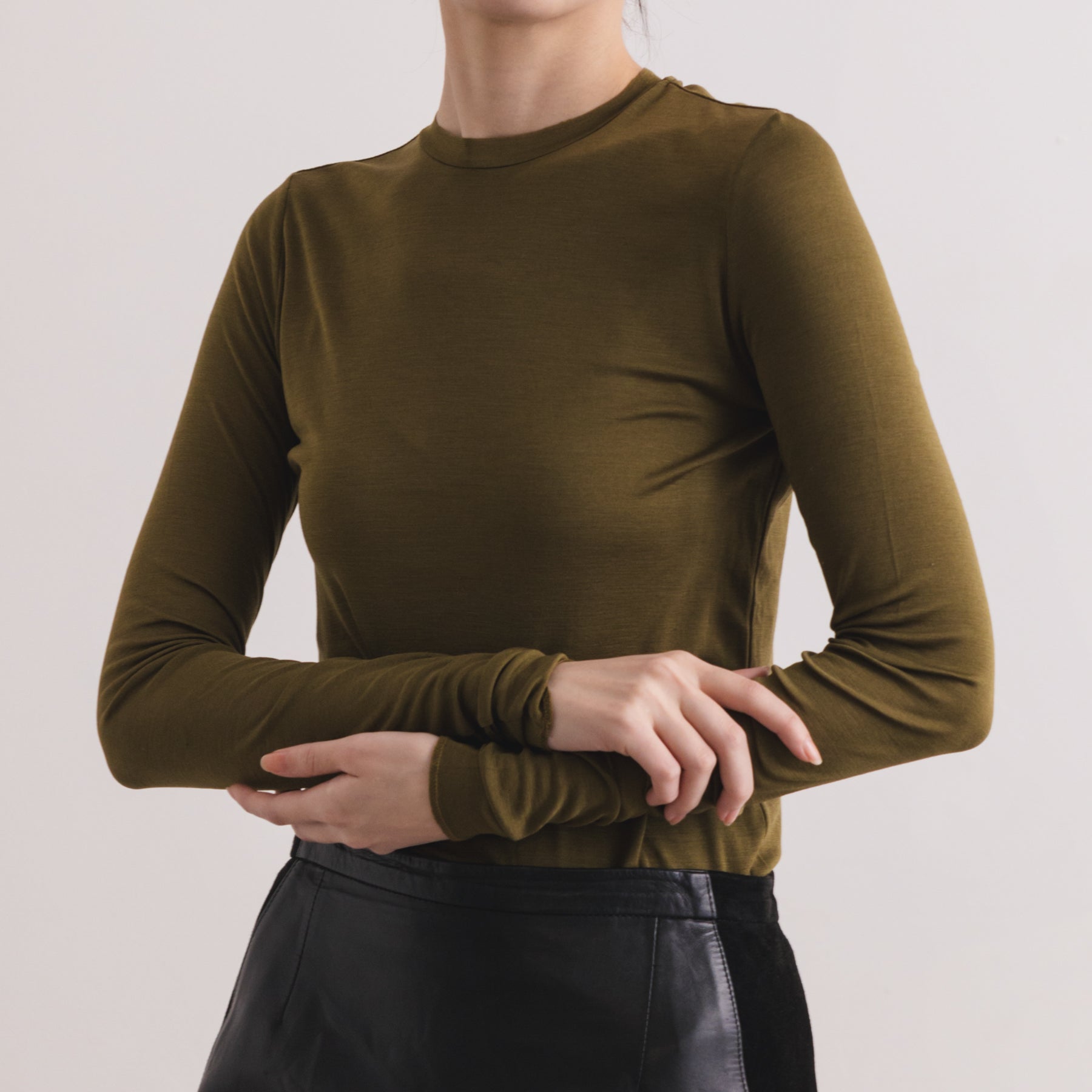 シルク100%クルーネックロングスリーブ, オリーブの着用イメージ(前)