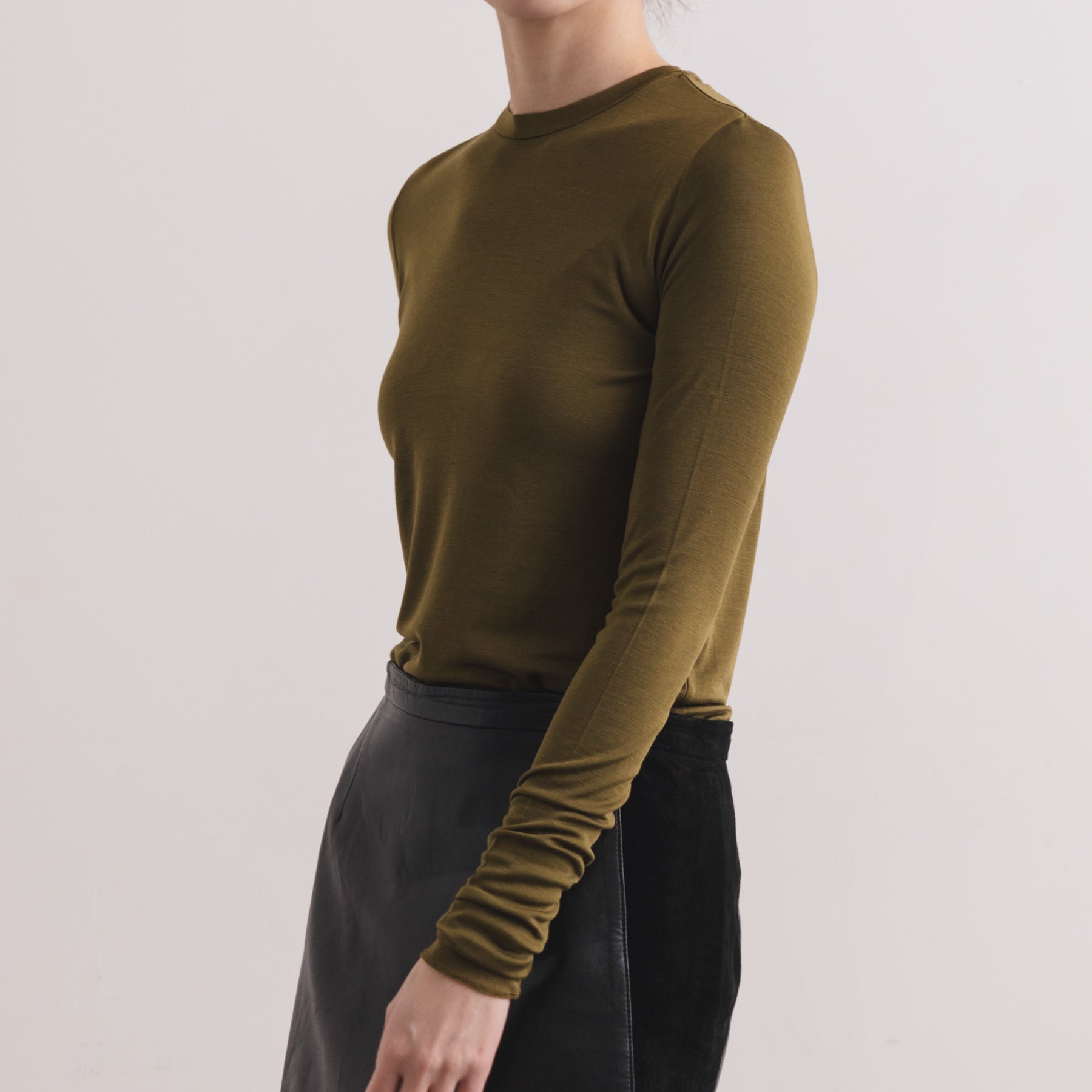 シルク100%クルーネックロングスリーブ, オリーブの着用イメージ(斜め前)