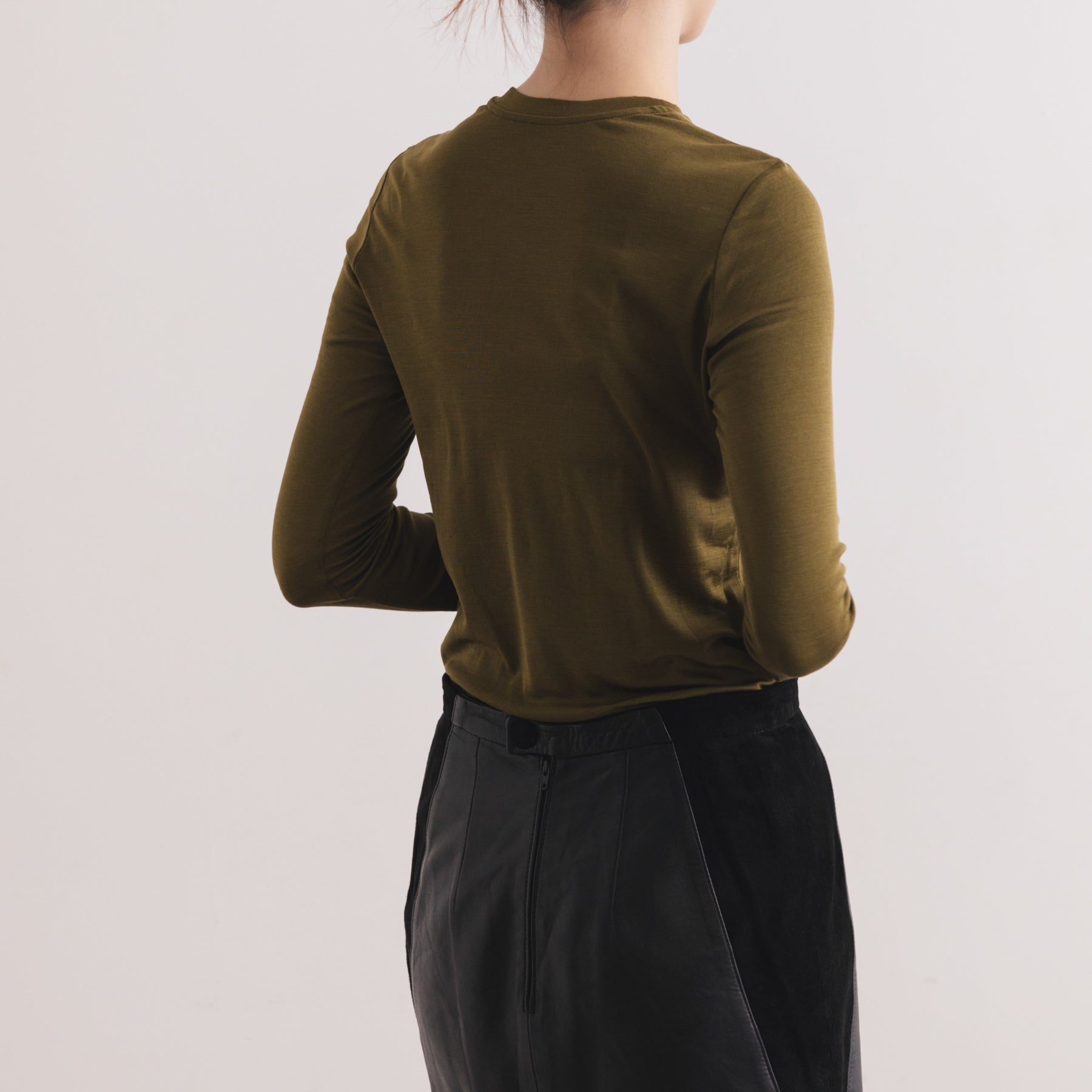シルク100%クルーネックロングスリーブ, オリーブの着用イメージ(斜め後)