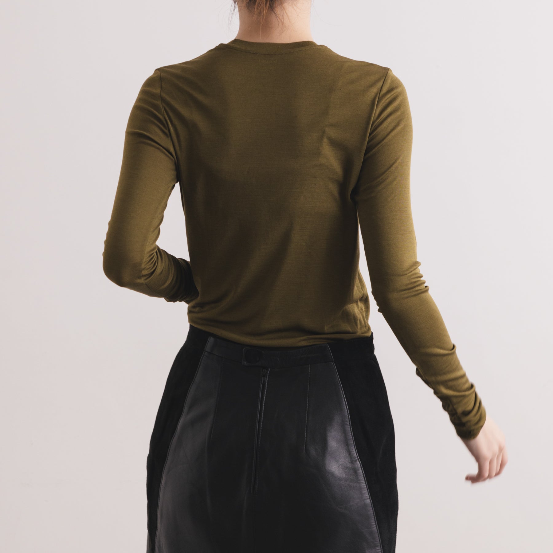 シルク100%クルーネックロングスリーブ, オリーブの着用イメージ(後)