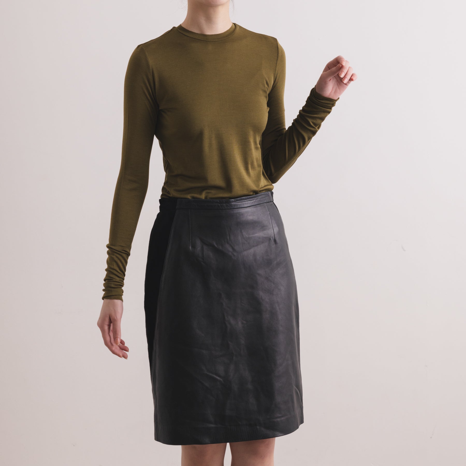 シルク100%クルーネックロングスリーブ, オリーブの着用イメージ(前)