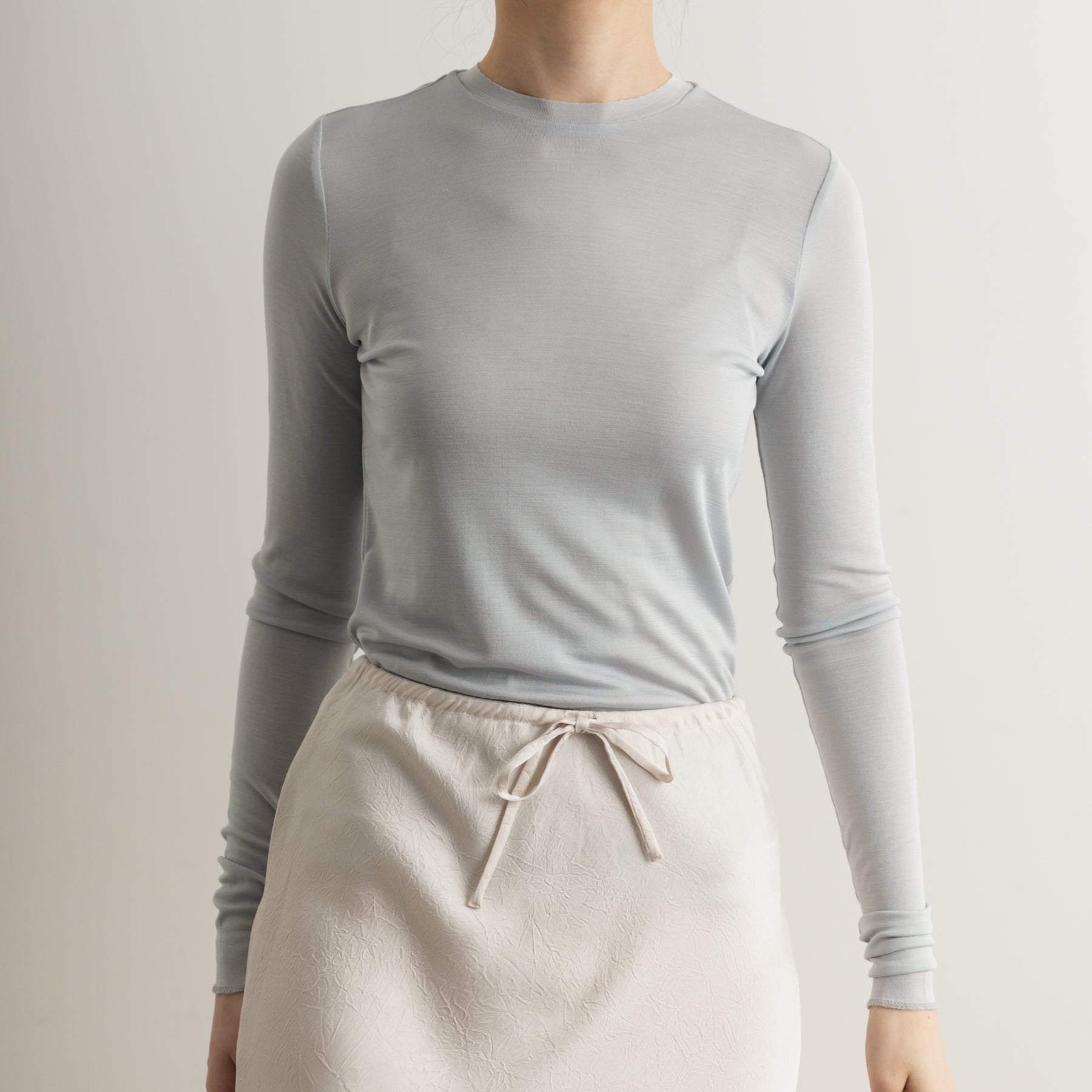 シルク100%クルーネックロングスリーブ, パウダーブルーの着用イメージ(前)