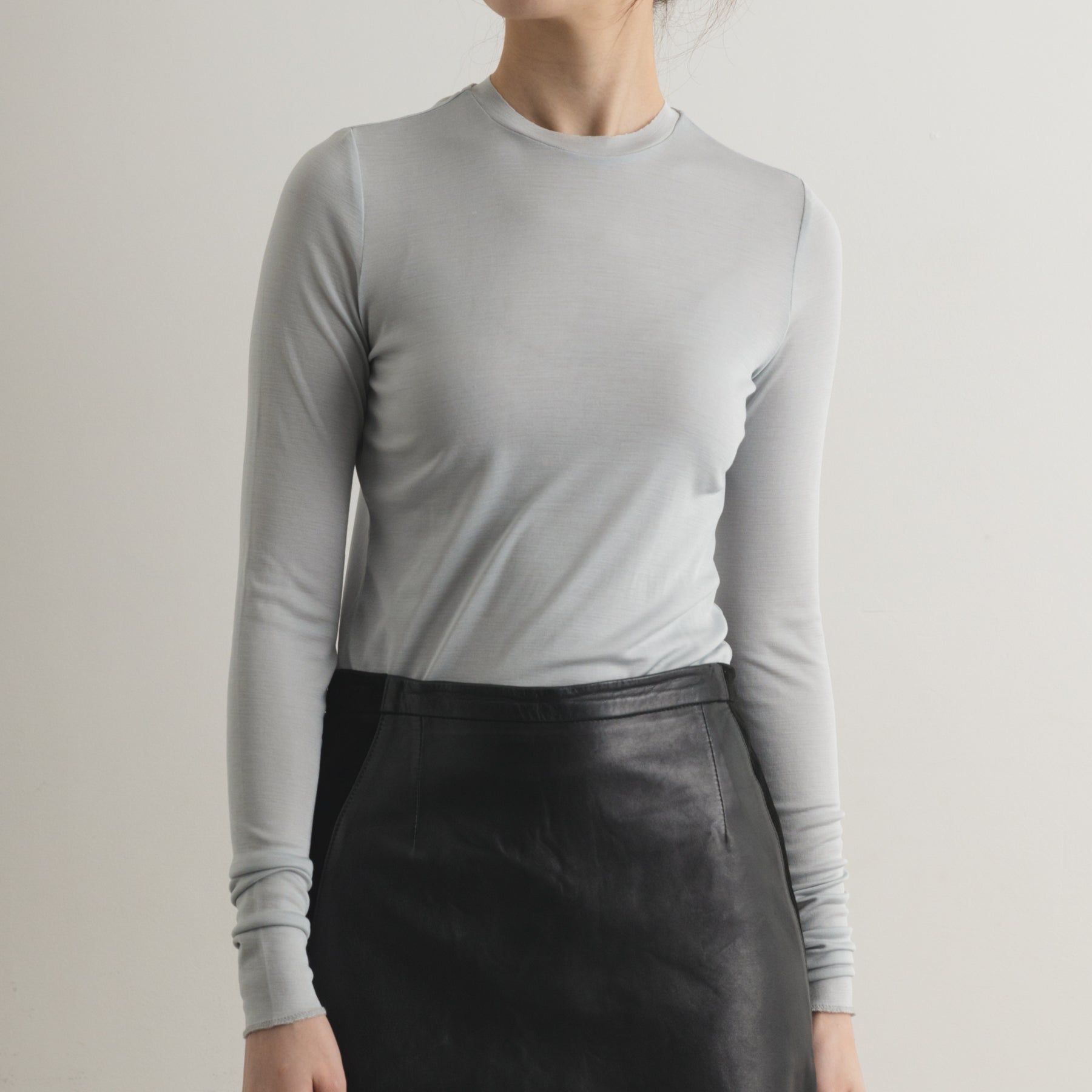 シルク100%クルーネックロングスリーブ, パウダーブルーの着用イメージ(前)